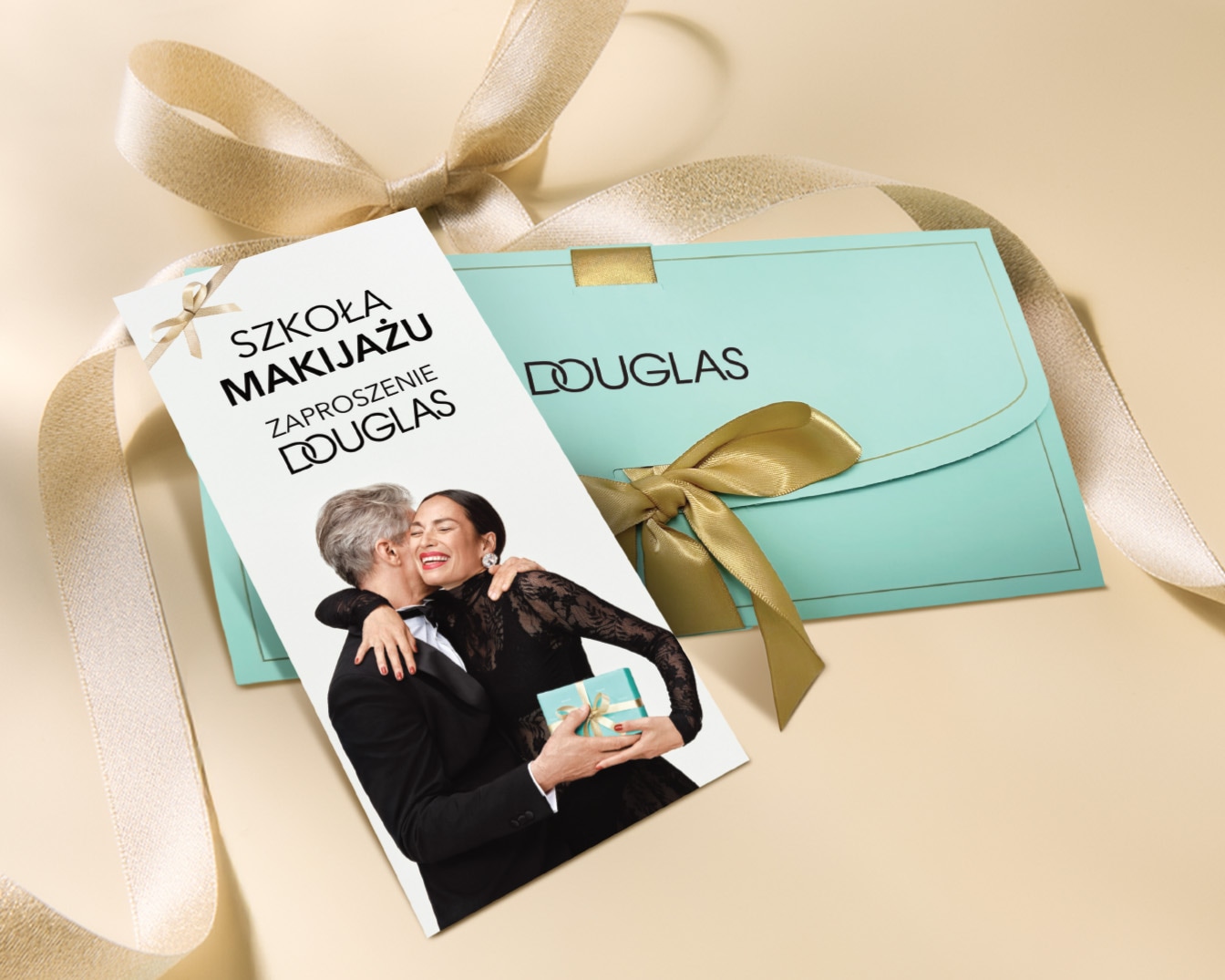 Zaproszenie na Szkołę Makijażu Douglas, ozdobione wstążką i prezentem, idealne na wyjątkową okazję.