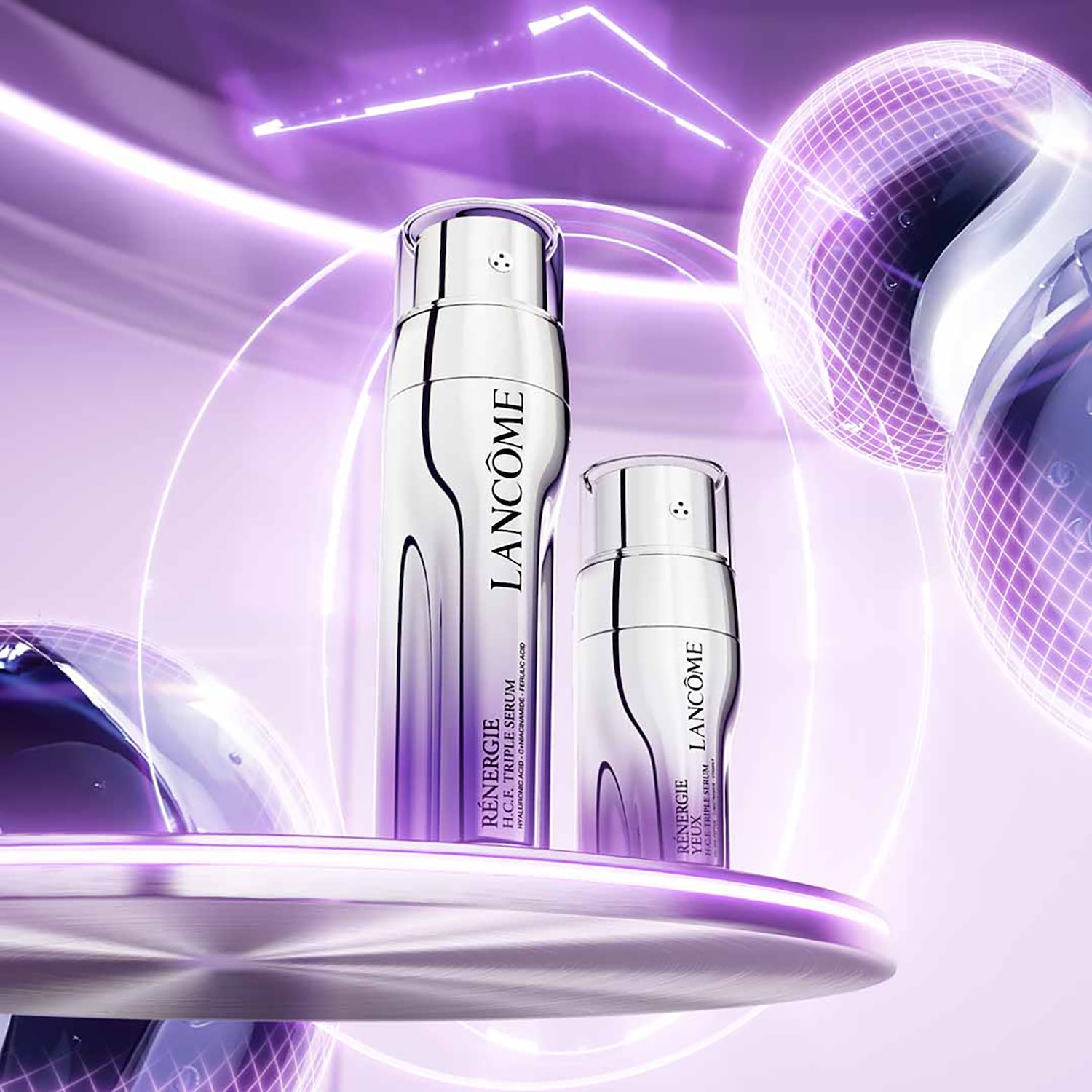 Dwa srebrne flakony Lancôme Rénergie H.C.F. Triple Serum i Rénergie Yeux H.C.F. Triple Serum prezentują się na tle fioletowych świateł i geometrycznych kul.