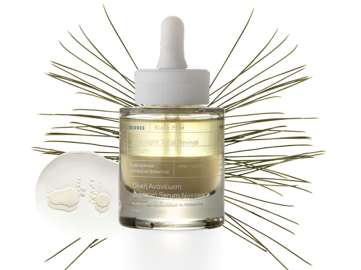 Serum Korres Black Pine Overnight Total Revival w przezroczystej butelce z pipetą, otoczony gałązkami sosny, oferuje roślinną alternatywę dla glikolu, zapewniając jędrność i odnowę skóry na noc.