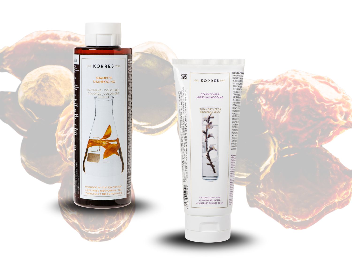 Szampon i odżywka Korres do włosów suchych, z ekstraktami ze słonecznika, herbaty górskiej, migdałów i lnu, w białych butelkach z minimalistycznymi grafikami.