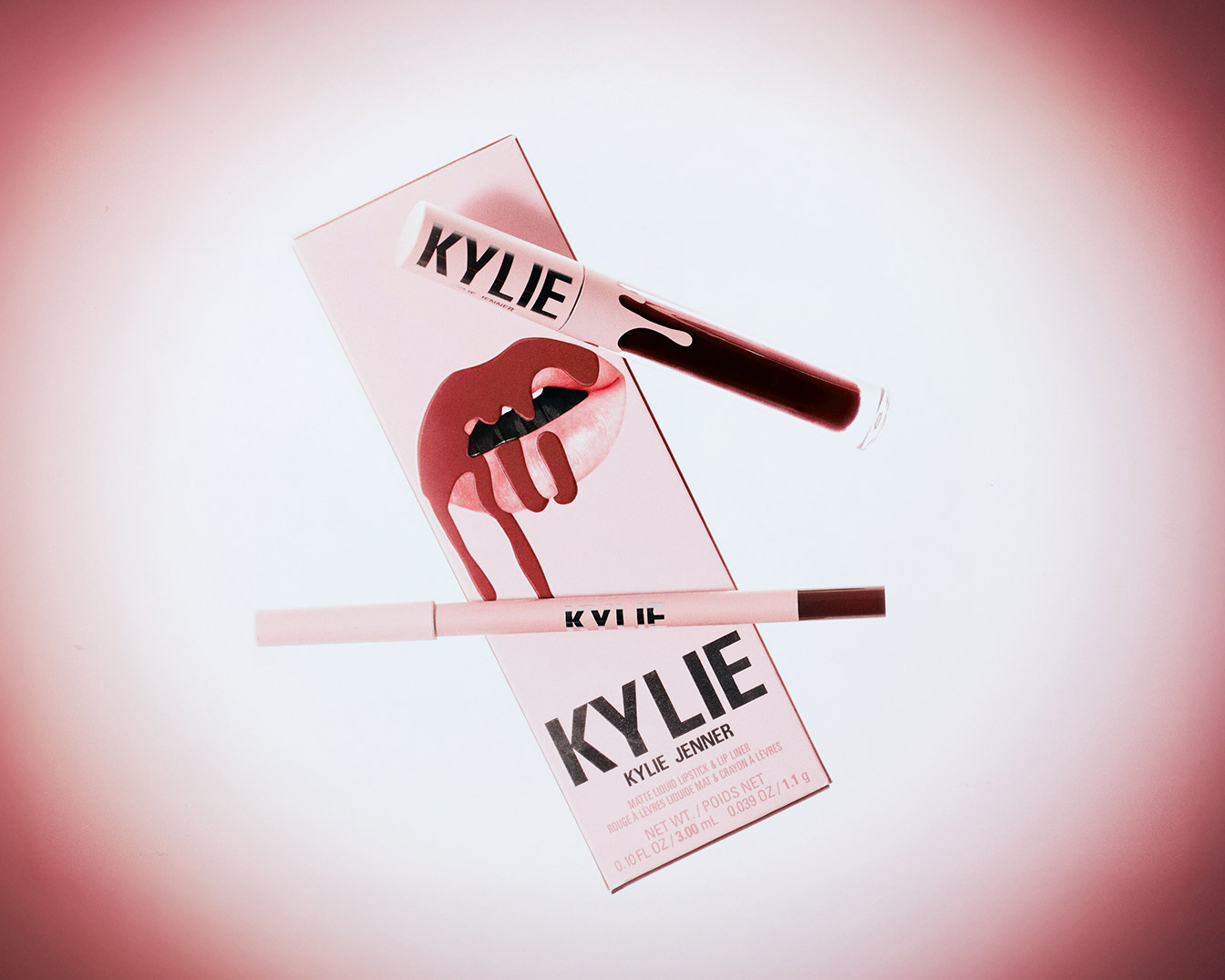 Découvrez le rouge à lèvres liquide mat et le crayon à lèvres Kylie Jenner, présentés dans un emballage rose élégant avec des détails audacieux.