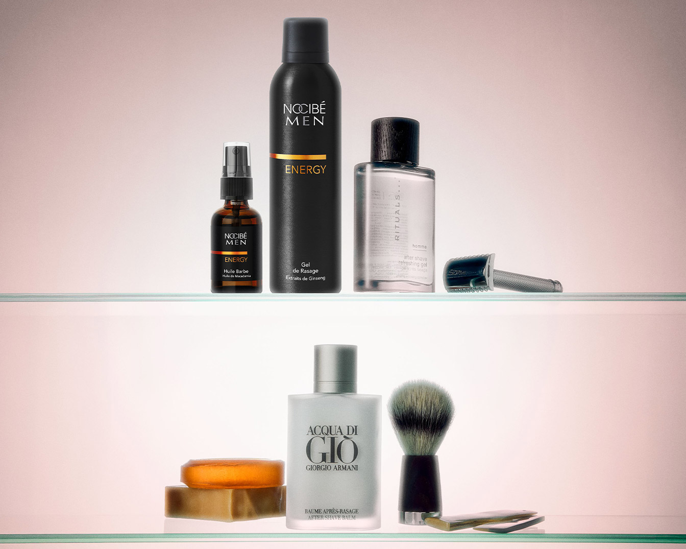 Présentation de produits de soins pour hommes, comprenant l'huile à barbe Nocibé Men Energy, le gel de rasage aux extraits de ginseng, le gel rafraîchissant après-rasage Rituals Homme et le baume après-rasage Acqua di Gio de Giorgio Armani.