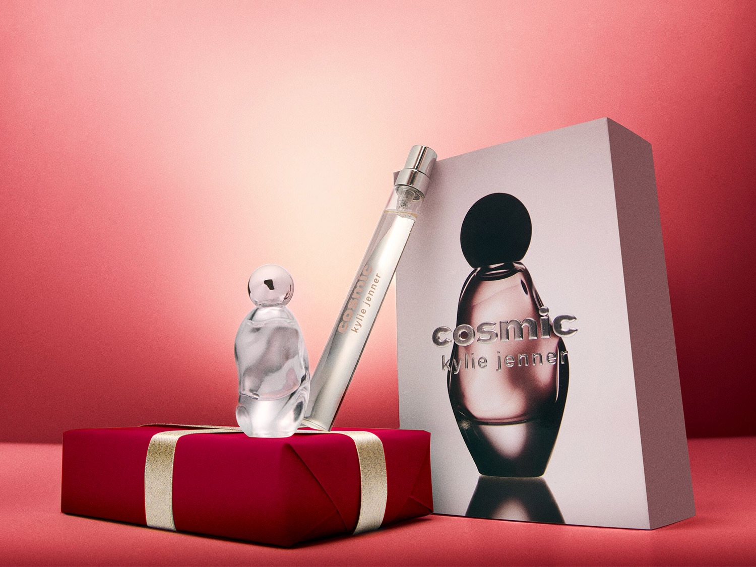 Découvrez Cosmic de Kylie Jenner, un parfum présenté dans un flacon transparent unique, accompagné d'un roll-on argenté et d'un élégant coffret.