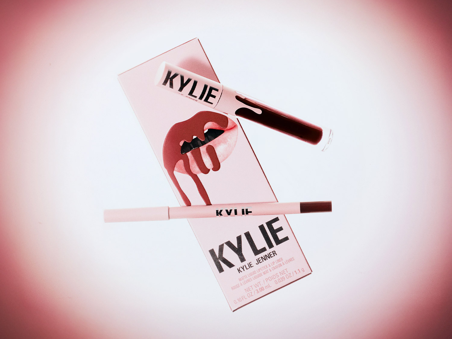 Découvrez l'ensemble Kylie Jenner comprenant un rouge à lèvres liquide mat et un crayon à lèvres assorti, présentés dans un emballage rose élégant.