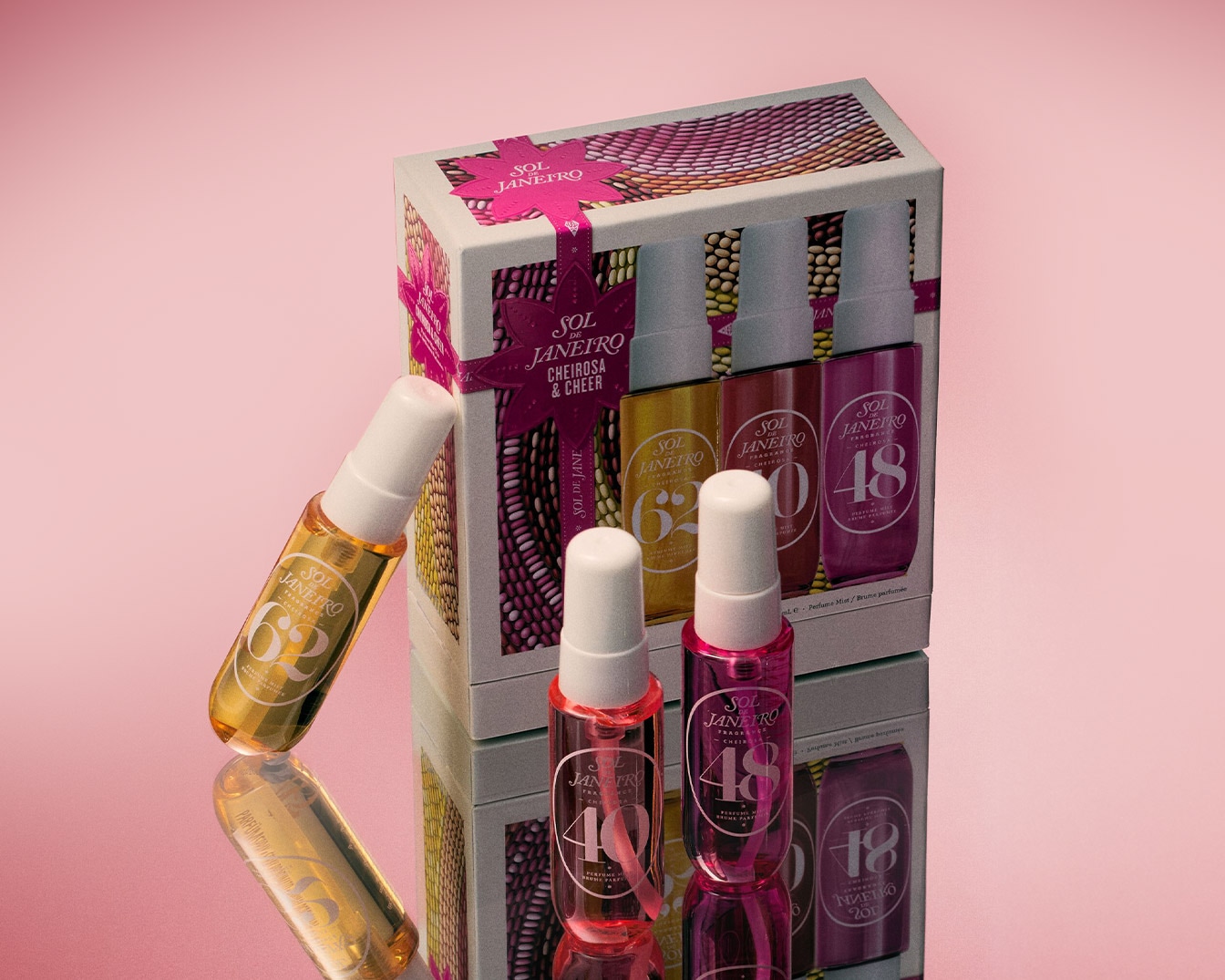 Découvrez le coffret Cheirosa & Cheer de Sol de Janeiro, comprenant des brumes parfumées aux senteurs ensoleillées de 62, 40 et 48, pour une expérience olfactive complète.