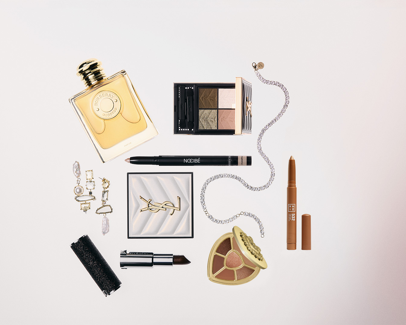 Découvrez un assortiment de produits de beauté et de bijoux, comprenant un parfum Burberry Goddess, des palettes de fards à paupières, un rouge à lèvres Givenchy et des boucles d'oreilles.