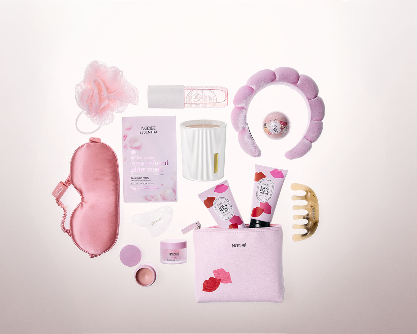 Découvrez un assortiment de produits roses, comprenant un masque pour les yeux en soie, un masque en tissu infusé à la rose, une bougie parfumée et un bandeau moelleux, pour une expérience de détente complète.