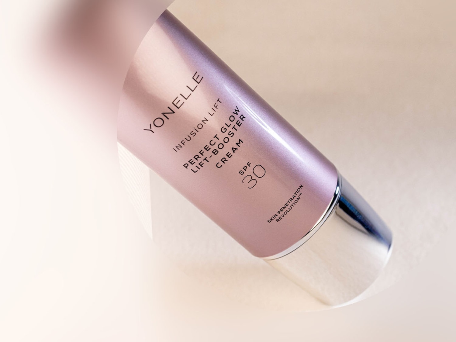 Yonelle Infusion Lift Perfect Glow Lift-Booster Cream SPF 30 w metalicznej, różowej tubce zapewnia rewolucję w penetracji skóry.