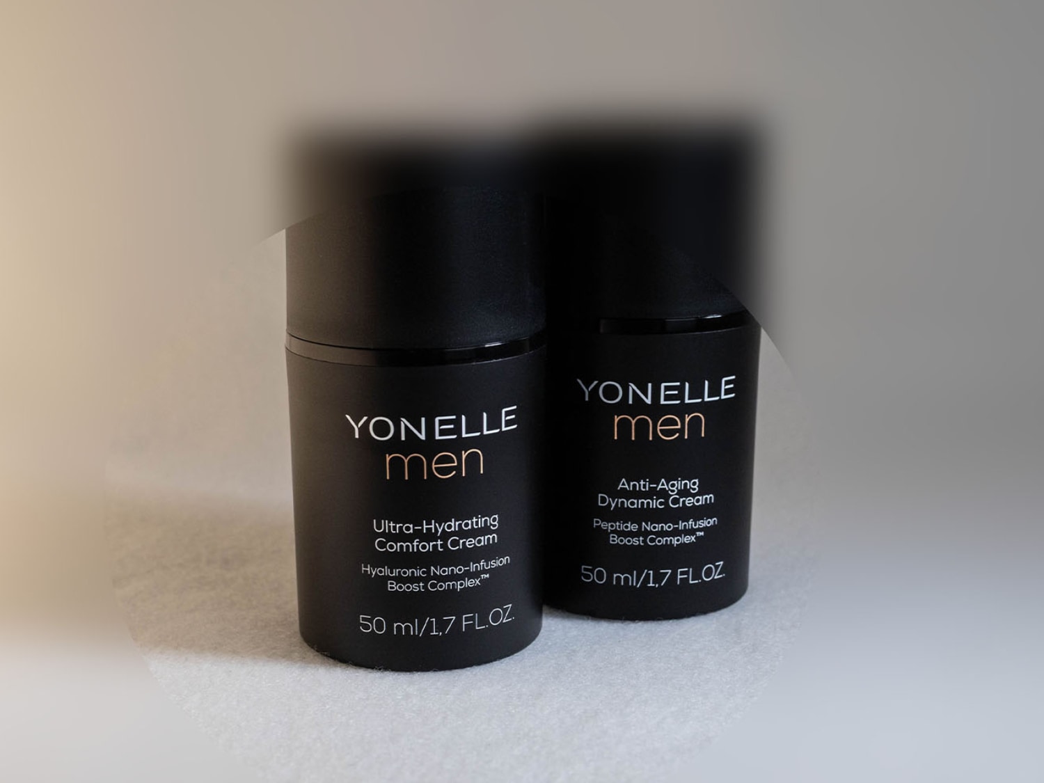 Dwa czarne słoiki kremu YONELLE men: Ultra-Hydrating Comfort Cream i Anti-Aging Dynamic Cream, oba o pojemności 50 ml, obiecujące nawilżenie i działanie przeciwstarzeniowe.