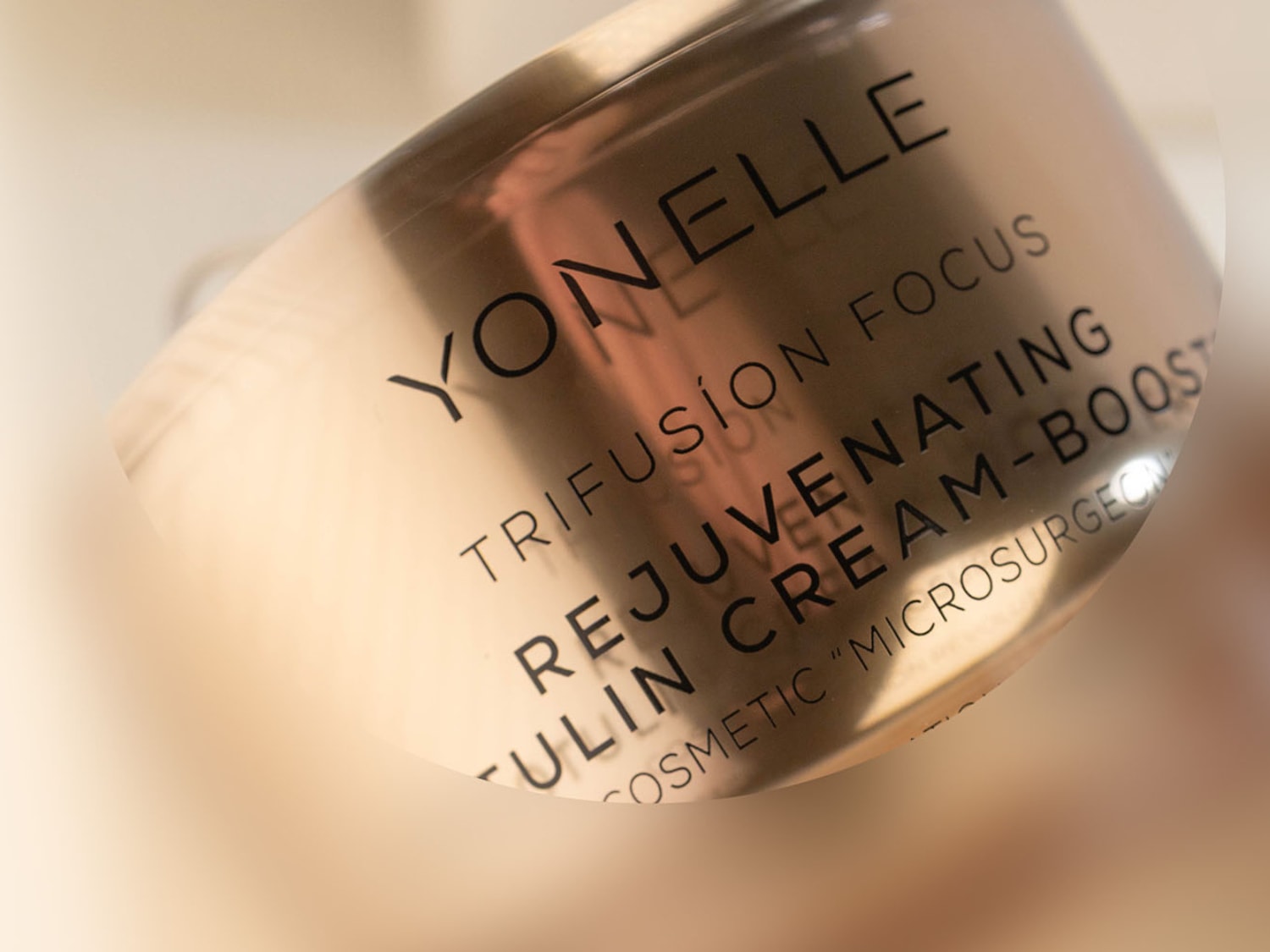 Słoik kremu YONELLE Trifusion Focus Rejuvenating Cream-Boost z bliska, z czarnym tekstem na złotym tle.
