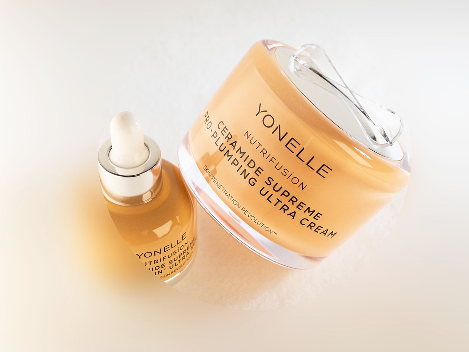 Krem i serum Yonelle Nutrifusion Ceramide Supreme Pro-Plumping Ultra Cream, zapewniające rewolucję w penetracji skóry, w opakowaniach w odcieniach bursztynu.