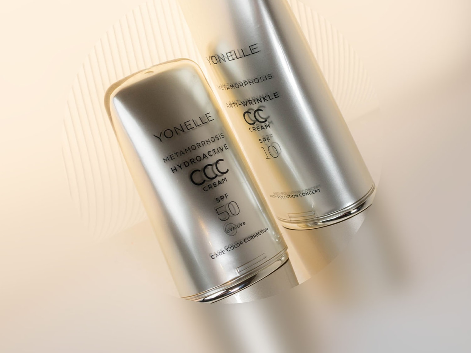 Dwa srebrne opakowania kremu CC Yonelle: jeden hydroaktywny z SPF 50, drugi przeciwzmarszczkowy z SPF 10, zapewniające pielęgnację i ochronę skóry.