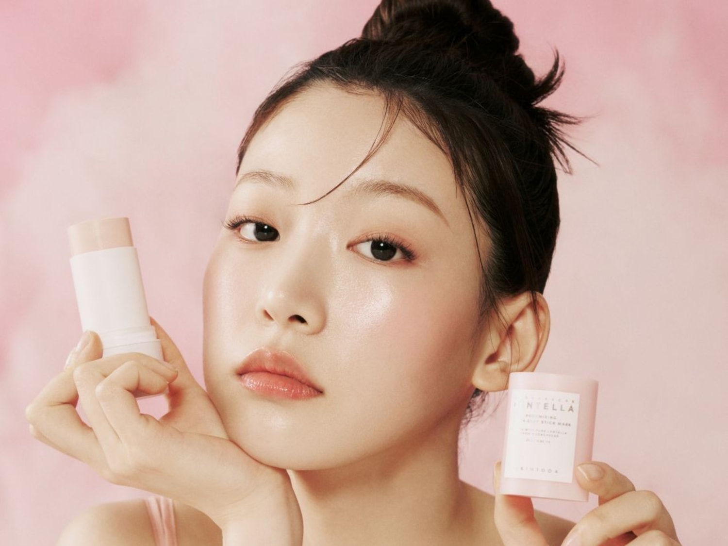 Kobieta prezentuje Centella Soothing Skin Rescue Stick Mask w białym opakowaniu, idealny do pielęgnacji skóry.