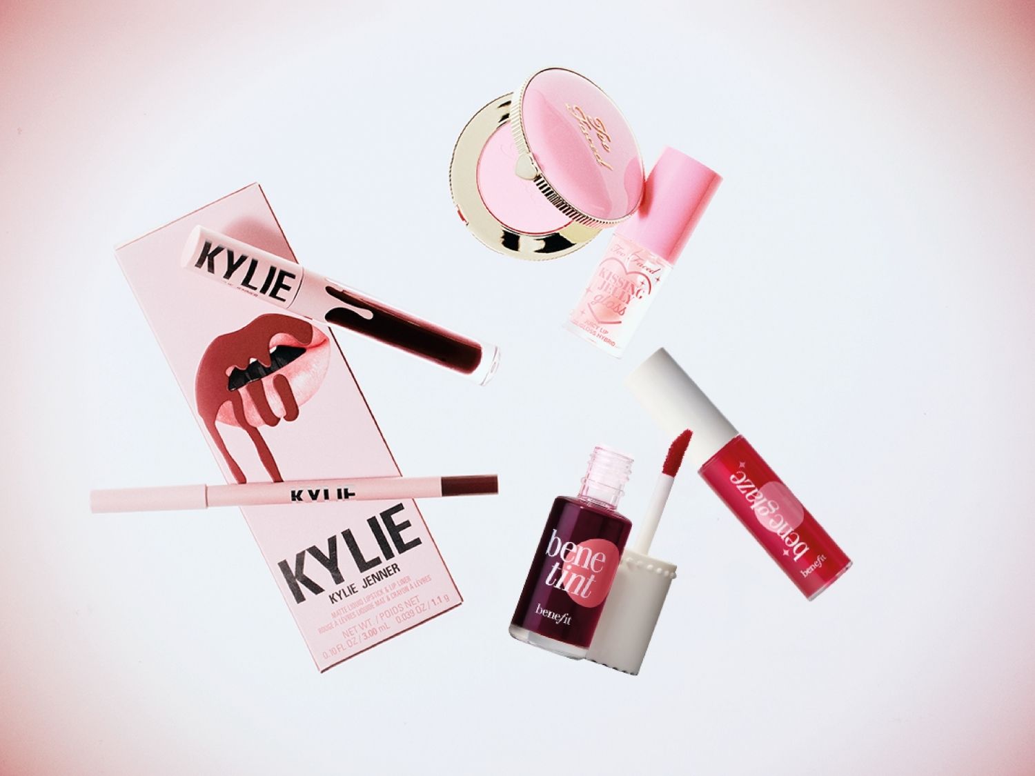 Ontdek een assortiment make-up essentials, waaronder Kylie Jenner's matte lipstick en lipliner, Too Faced kissing jelly gloss, en Benefit Bene Tint en Bene Glaze voor een complete look.