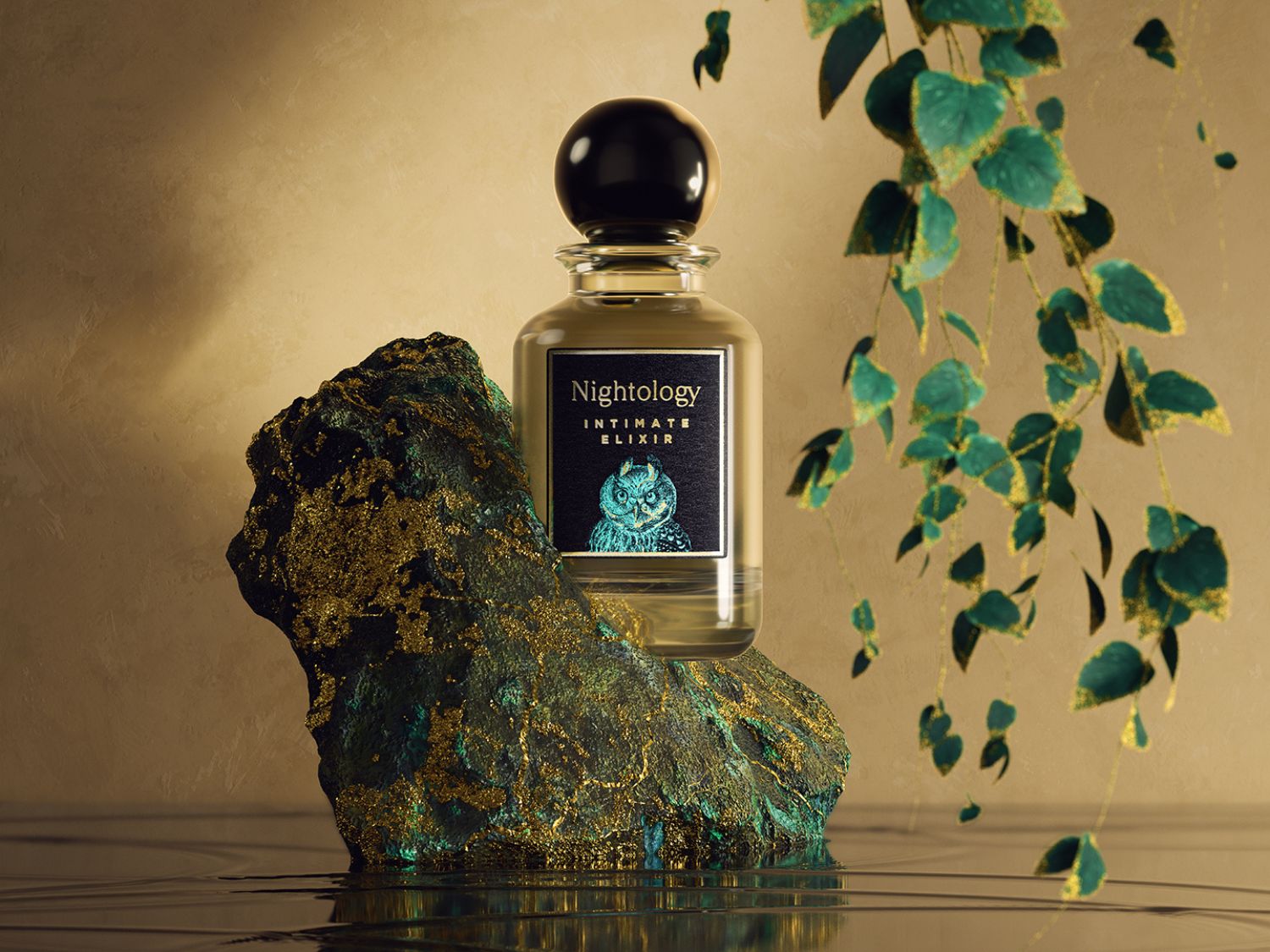 Découvrez Nightology Intimate Elixir, un parfum délicat dans un flacon transparent avec un bouchon noir, présenté sur un rocher texturé avec des accents dorés.