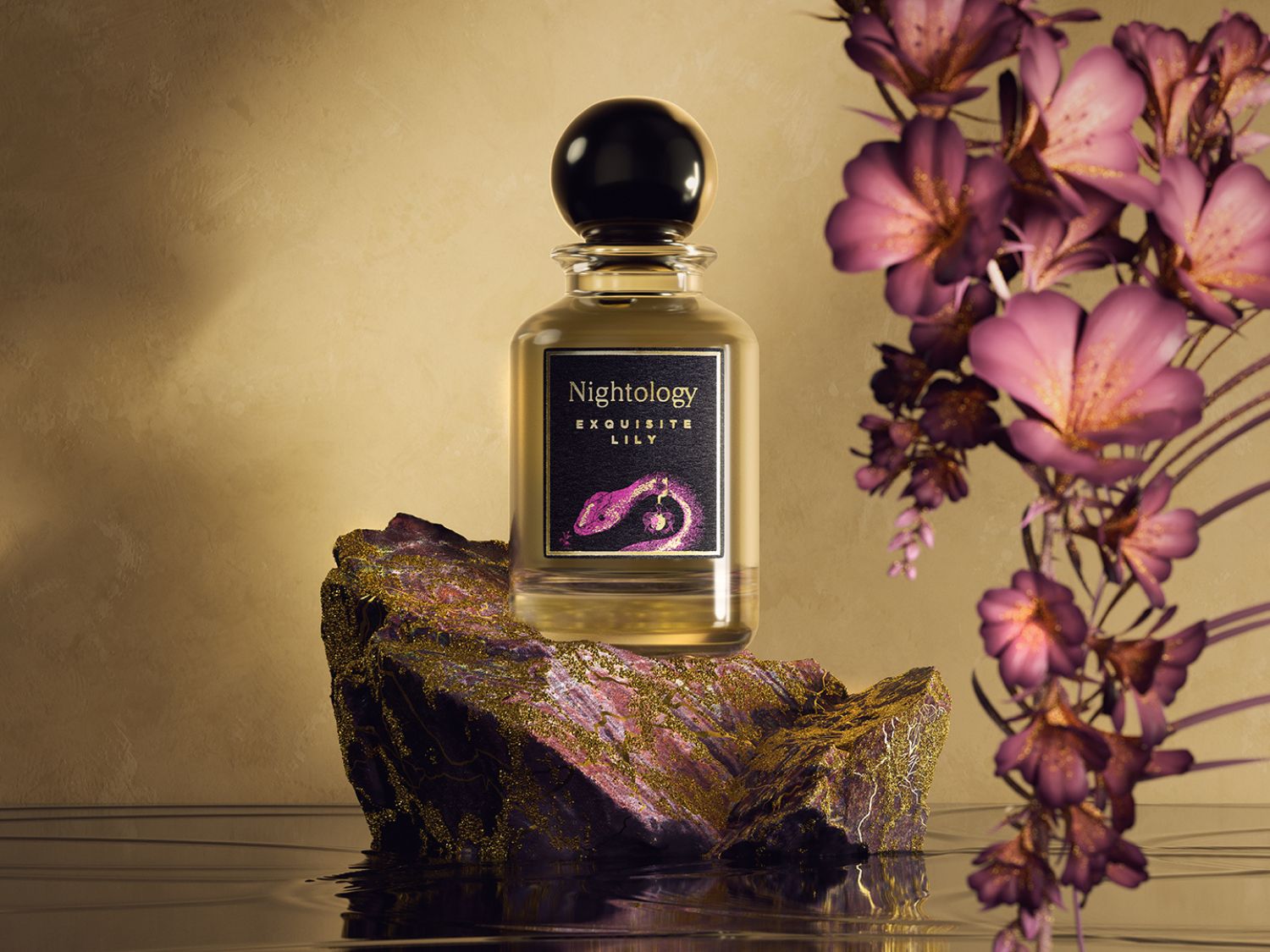 Découvrez Nightology Exquisite Lily, un parfum élégant dans un flacon transparent sur un socle doré, avec des fleurs violettes en arrière-plan.