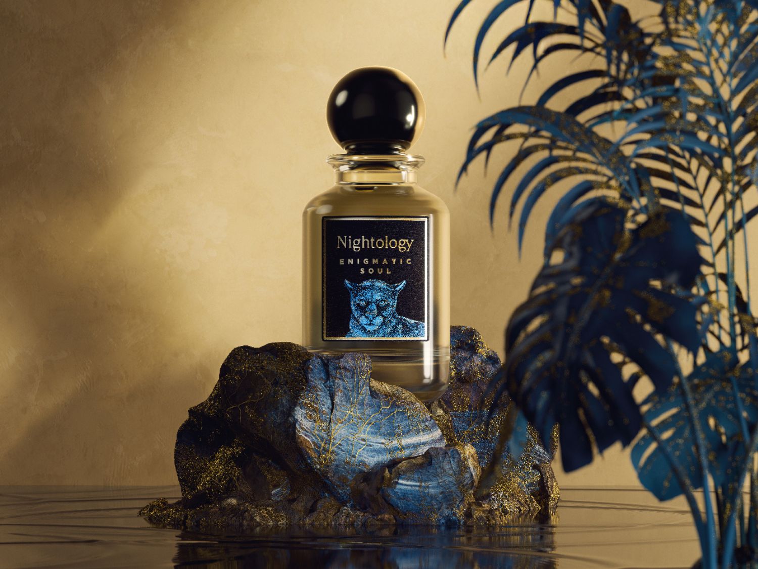 Découvrez Nightology Enigmatic Soul, un parfum ambré présenté dans un flacon transparent sur un socle rocheux doré, avec des feuilles bleu marine en arrière-plan.