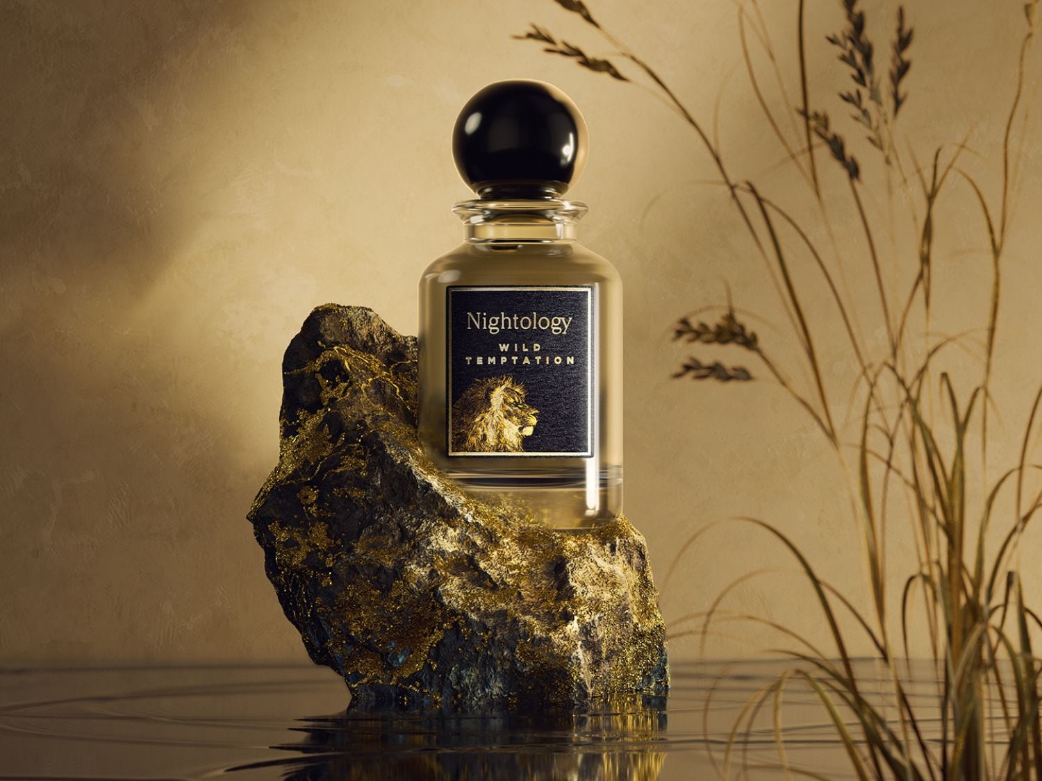Le parfum Nightology Wild Temptation est présenté dans un flacon transparent sur un rocher doré, évoquant une tentation sauvage.