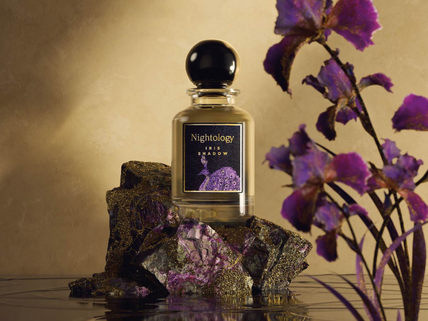 Découvrez Nightology Iris Shadow, un parfum élégant dans un flacon transparent avec un bouchon noir brillant, présenté avec des iris violets et des pierres dorées.