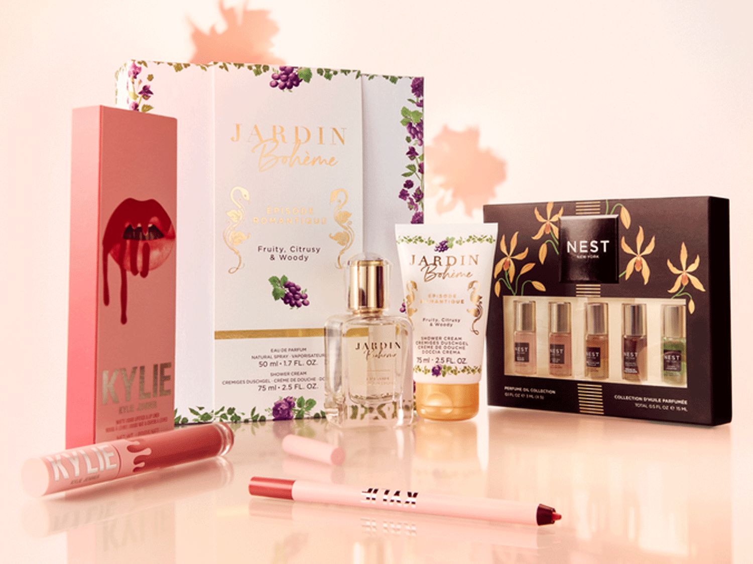 Entdecken Sie eine Auswahl an Beauty-Produkten, darunter Kylie Cosmetics und Jardin Bohème, die fruchtige, zitrische und holzige Düfte vereinen.