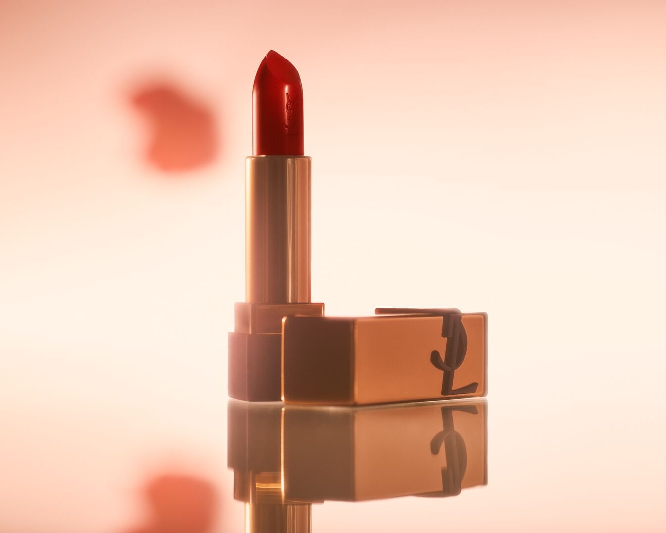Nahaufnahme eines geöffneten YSL-Lippenstifts mit goldener Hülle und roter Farbe, der einen luxuriösen und eleganten Look ausstrahlt.