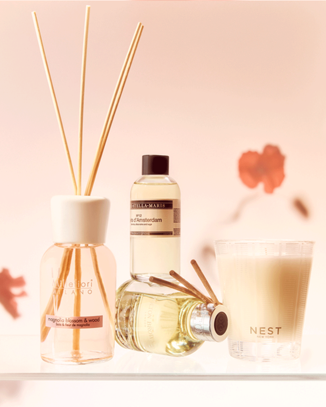 Eine Kollektion von Raumdüften und Duftkerzen verschiedener Marken, darunter Millefiori Milano mit Magnolienduft, Stella Maris Amsterdam und Nest New York.
