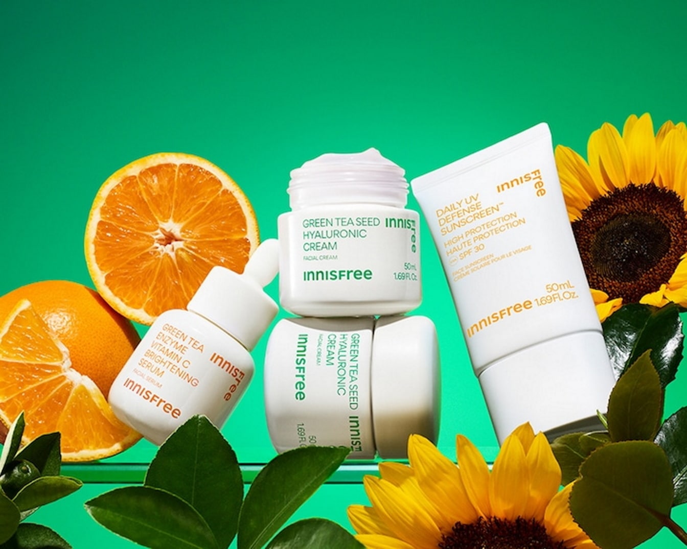 Découvrez la gamme de soins pour la peau Innisfree, comprenant une crème à l'acide hyaluronique, un sérum éclaircissant aux enzymes et à la vitamine C, et un écran solaire Daily UV Defense FPS 30.