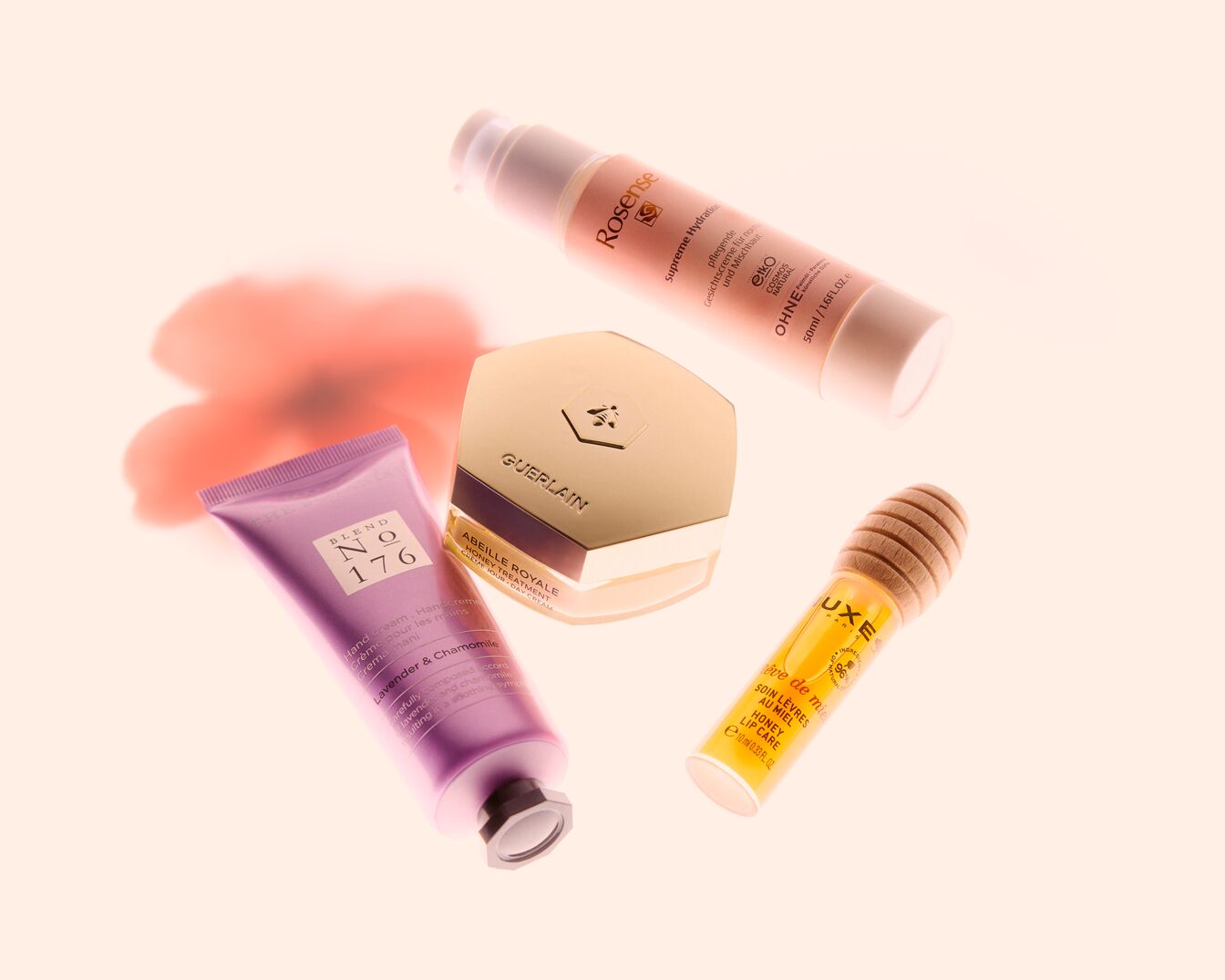 Entdecke eine Auswahl an Hautpflegeprodukten, darunter eine Lavendel-Handcreme, eine Honig-Lippenpflege und eine Gesichtscreme für eine umfassende Schönheitsroutine.