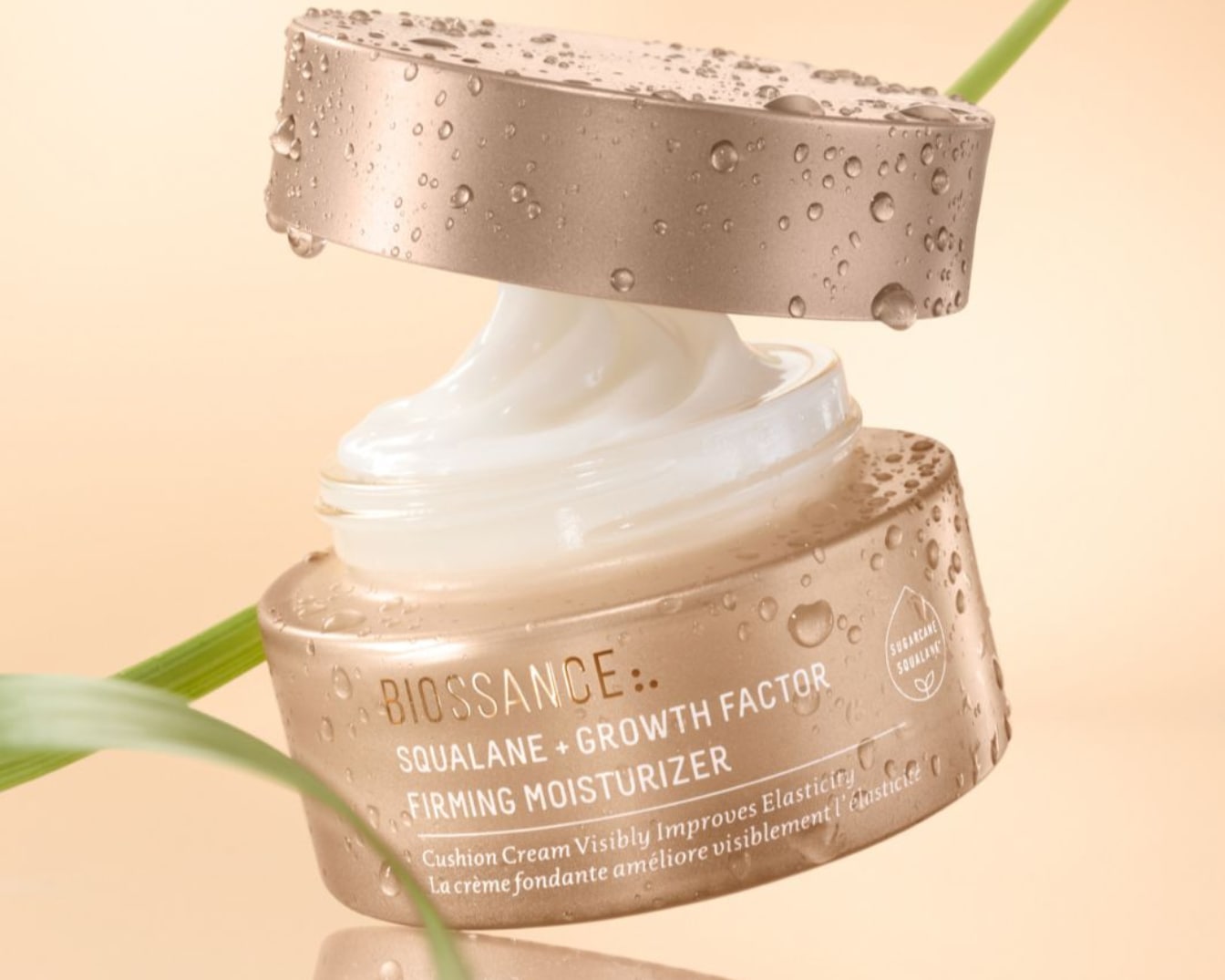 Nahaufnahme einer geöffneten Dose Biossance Squalan + Growth Factor Feuchtigkeitscreme, die eine reichhaltige, cremige Textur und eine feuchtigkeitsspendende Formel zur Verbesserung der Hautelastizität zeigt.