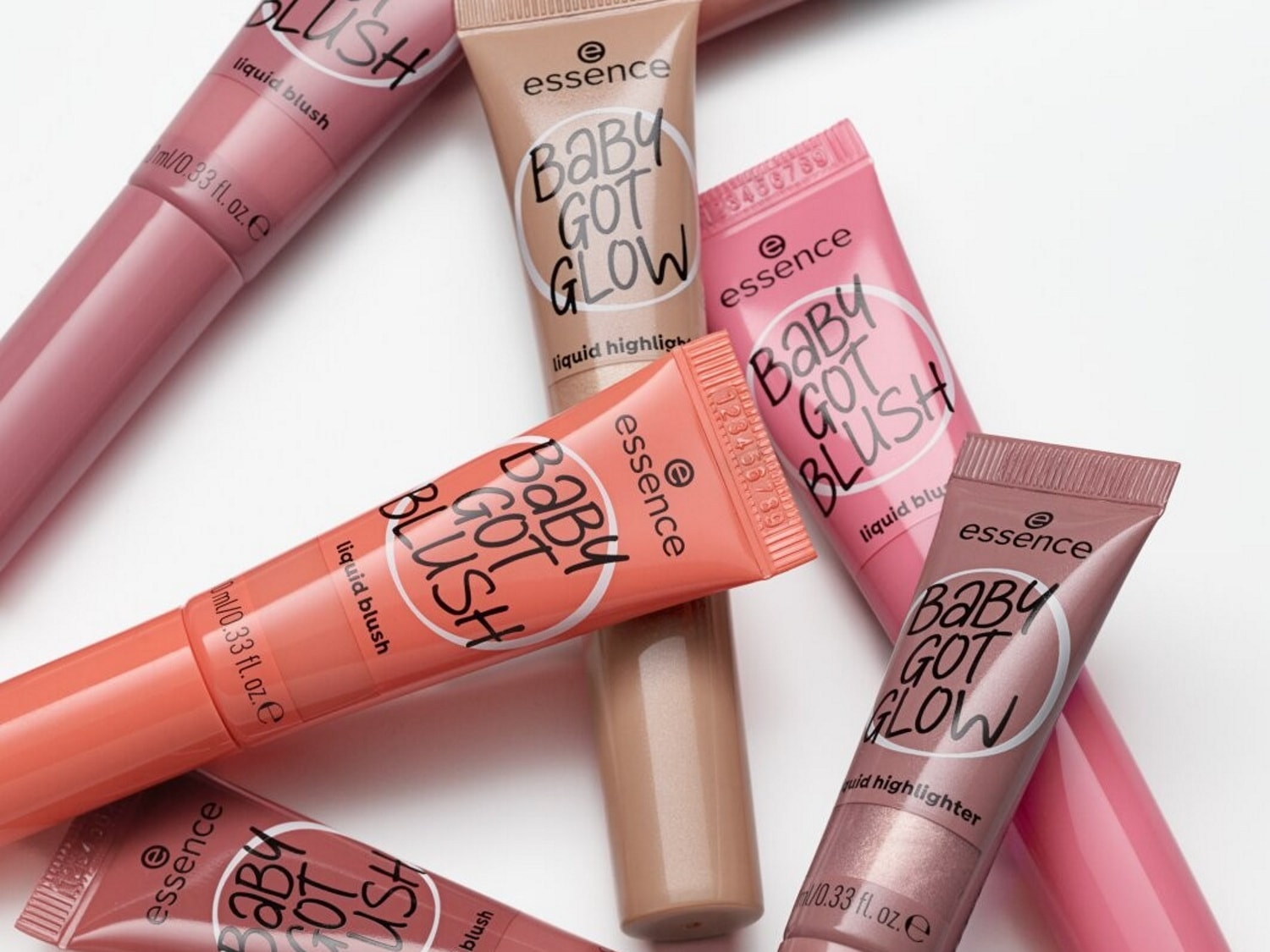 Découvrez les tubes de blush liquide et d'highlighter Baby Got Glow d'Essence, présentés dans des teintes allant du rose au pêche, pour un éclat naturel.