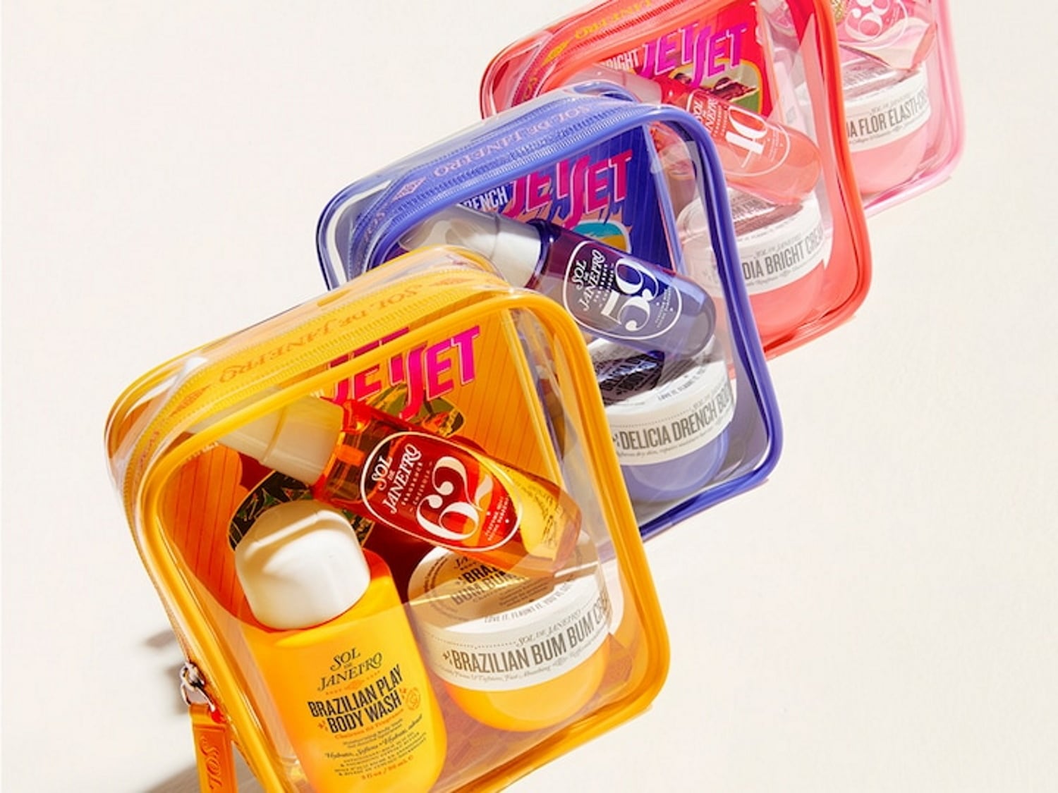 Découvrez les kits de voyage Sol de Janeiro dans des pochettes transparentes colorées : jaune, bleu et rose, parfaites pour emporter vos essentiels de beauté partout avec vous.