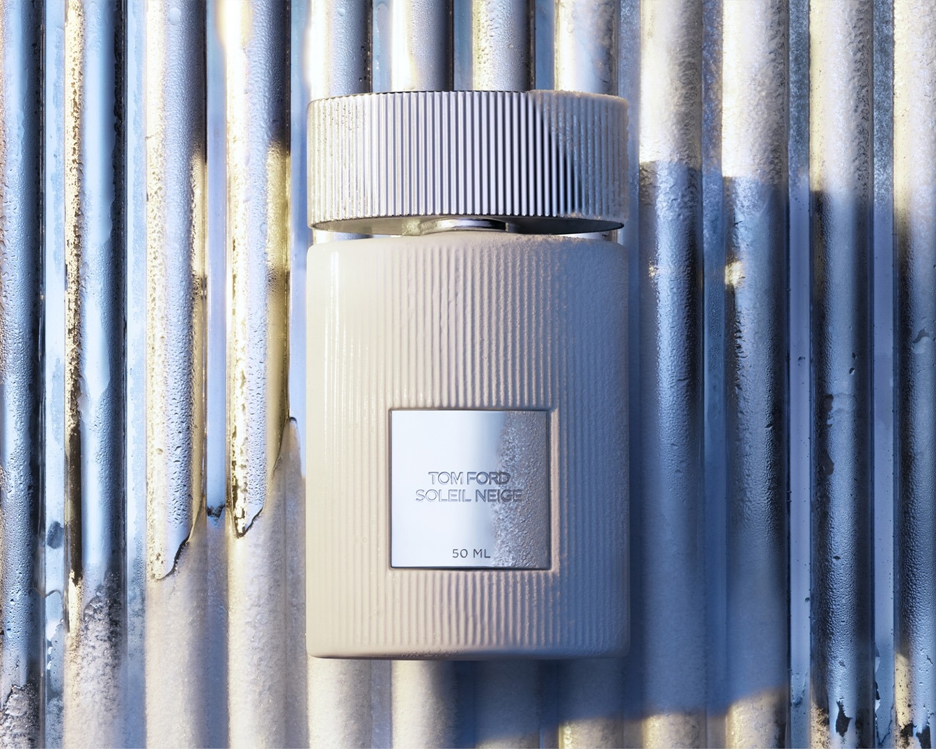 De Tom Ford Soleil Neige parfumfles van 50 ml heeft een crèmekleurige fles met een zilveren etiket en dop, die elegantie en verfijning uitstraalt.