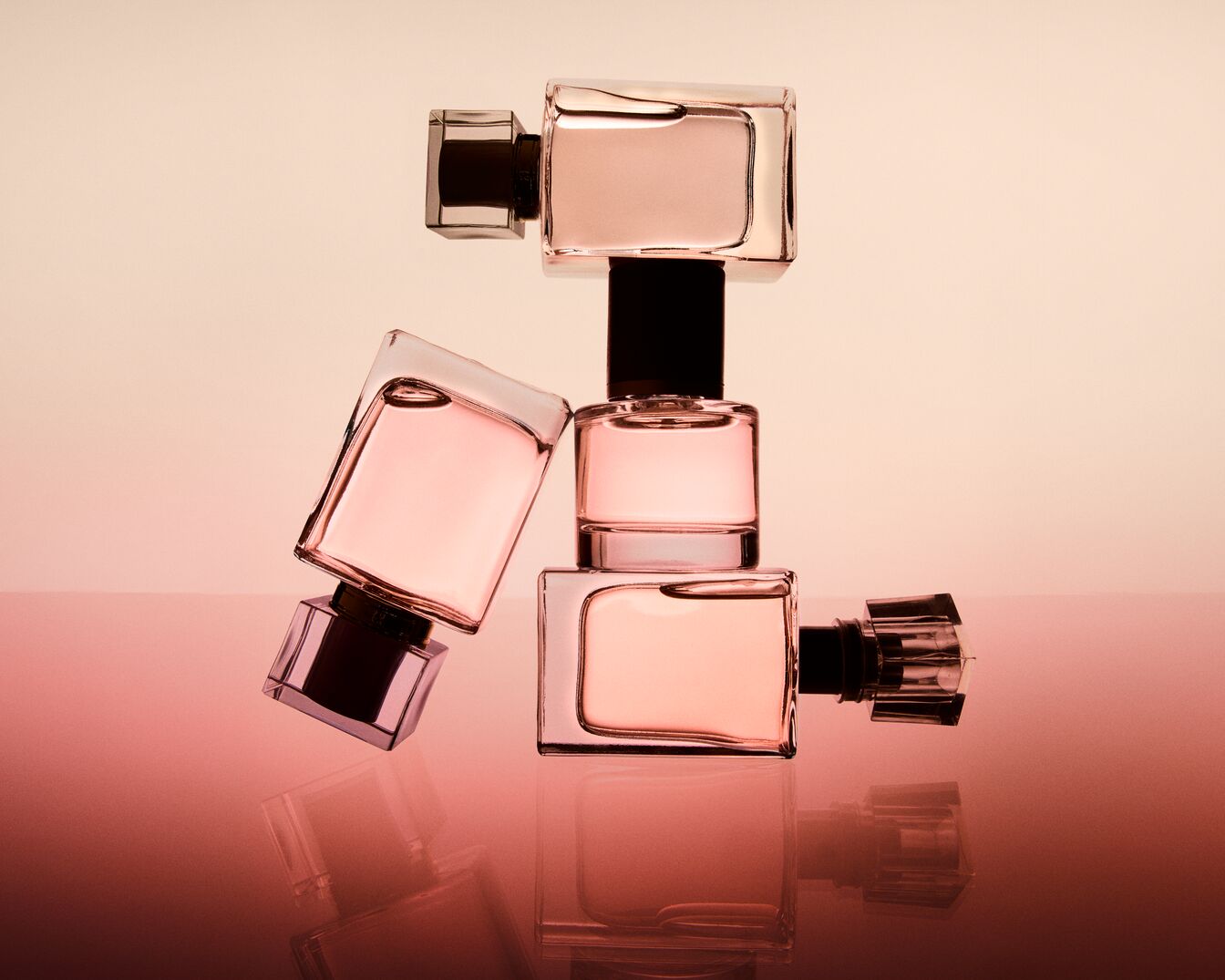 Kvepalų buteliukų kompozicija sukuria elegantišką ir rafinuotą įspūdį, pabrėždama aromato prabangą.