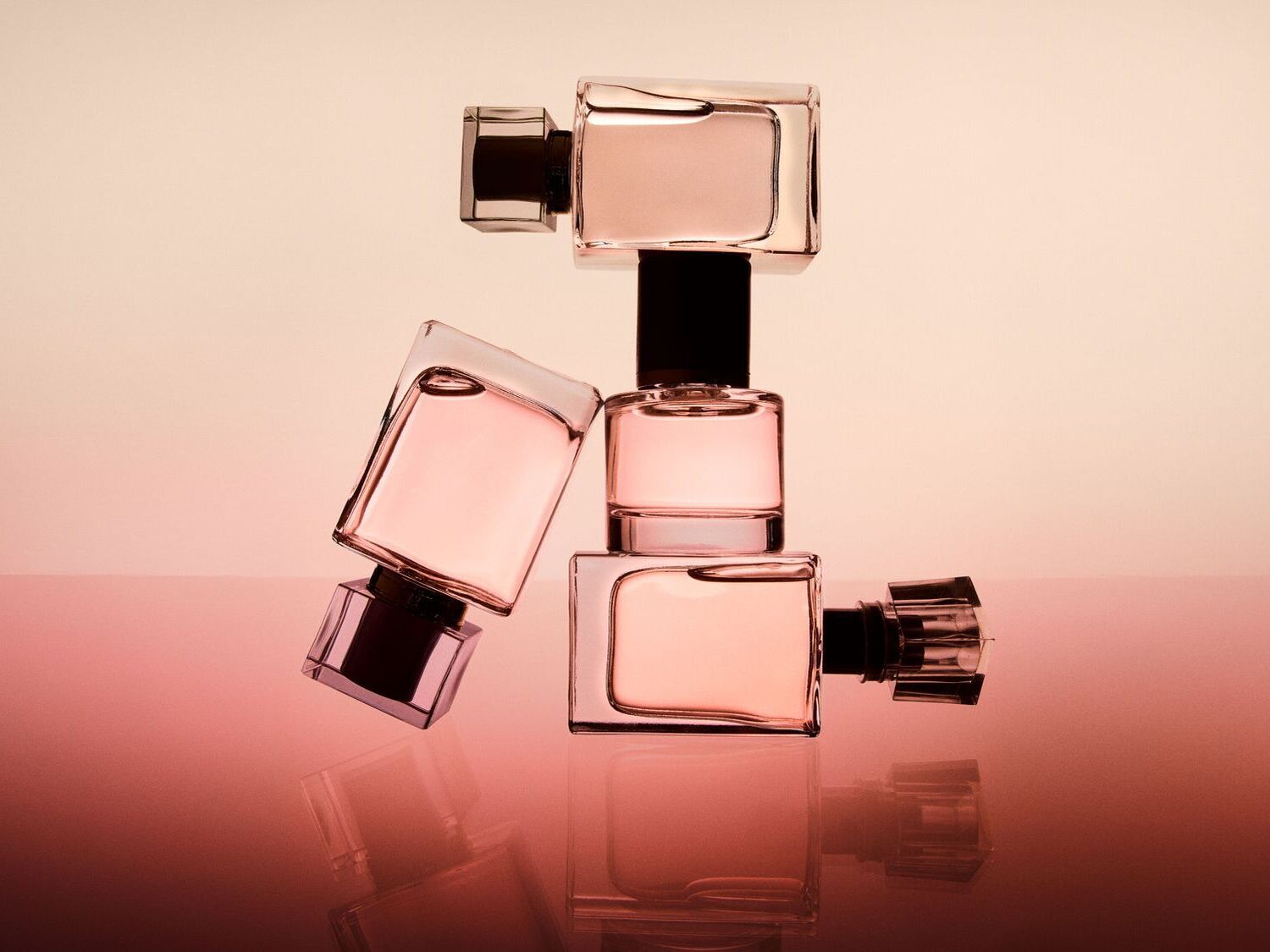 Kvepalų buteliukų kompozicija sukuria elegantišką ir rafinuotą įspūdį, puikiai tinkantį prabangaus aromato esmei perteikti.