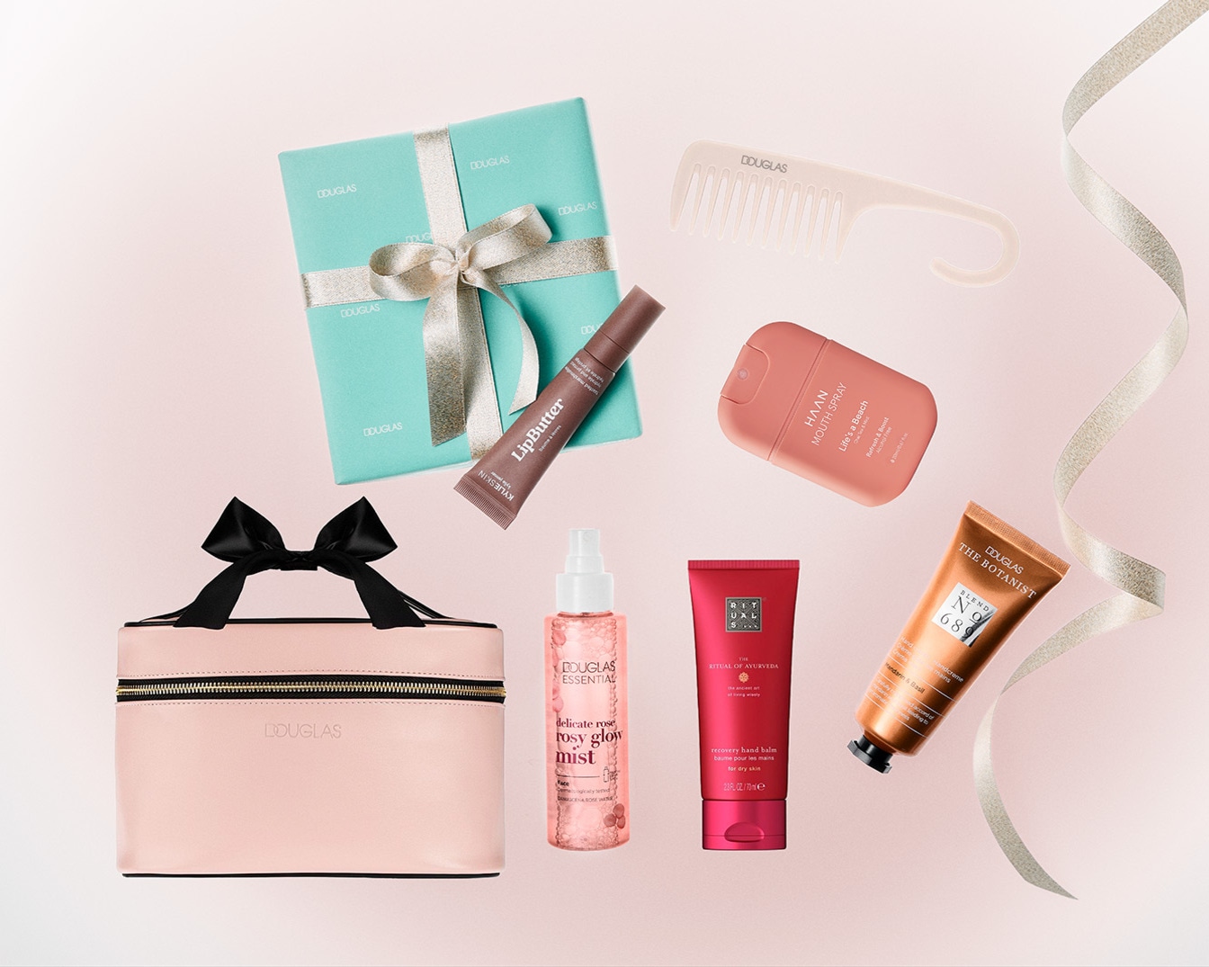 Šiame paveikslėlyje pavaizduota „Douglas“ kosmetikos priemonių kolekcija, įskaitant dovanų rinkinį, lūpų sviestą, veido dulksną, rankų balzamą ir burnos purškalą, visa tai išdėstyta ant švelnaus fono.