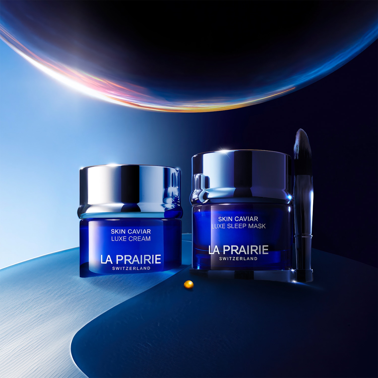 Entdecke die Skin Caviar Luxe Cream und die Skin Caviar Luxe Sleep Mask von La Prairie in eleganten, kobaltblauen Tiegeln mit silberfarbenen Deckeln.