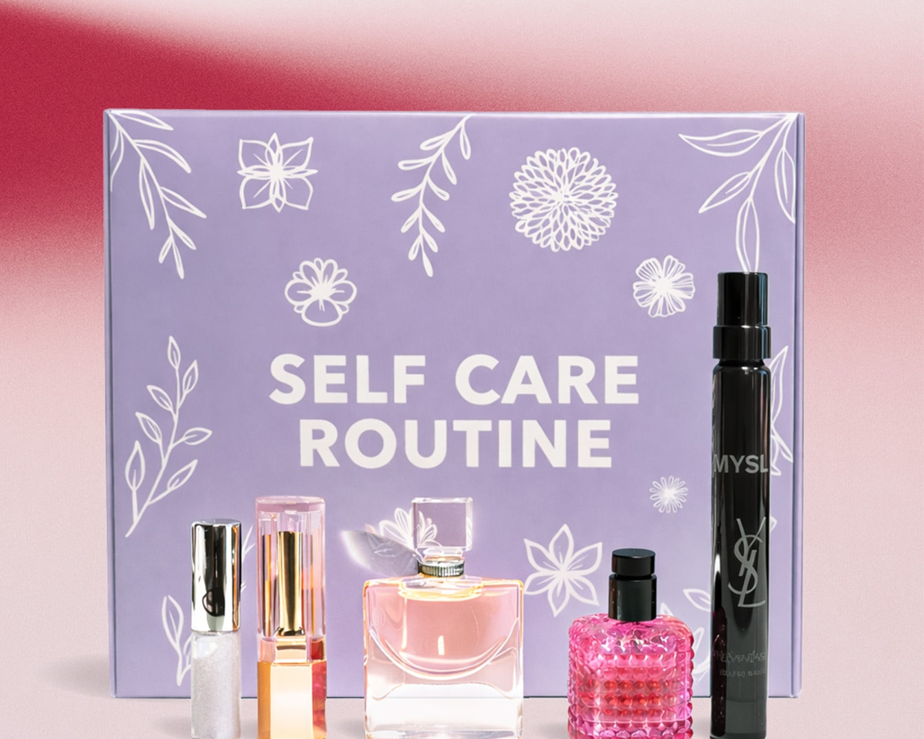 La confezione regalo Self Care Routine include profumi in flaconi rosa e un mascara nero, presentati su uno sfondo lilla decorato con fiori.