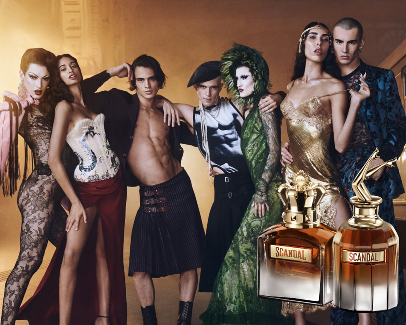 Découvrez Scandal, le parfum audacieux présenté avec un groupe de mannequins élégants dans des tenues extravagantes, incarnant l'esprit de la marque.
