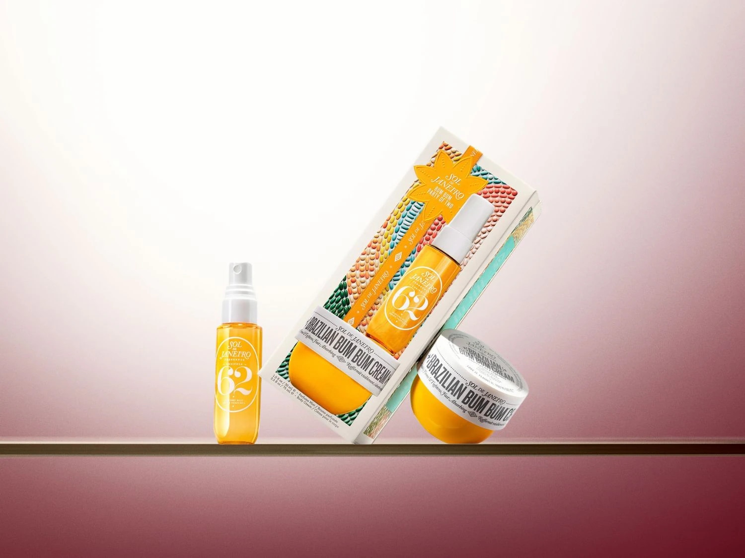 Sol de Janeiro Brazilian Bum Bum Cream set met een gele bodylotion, parfum en zeep, gepresenteerd in een kleurrijke verpakking.