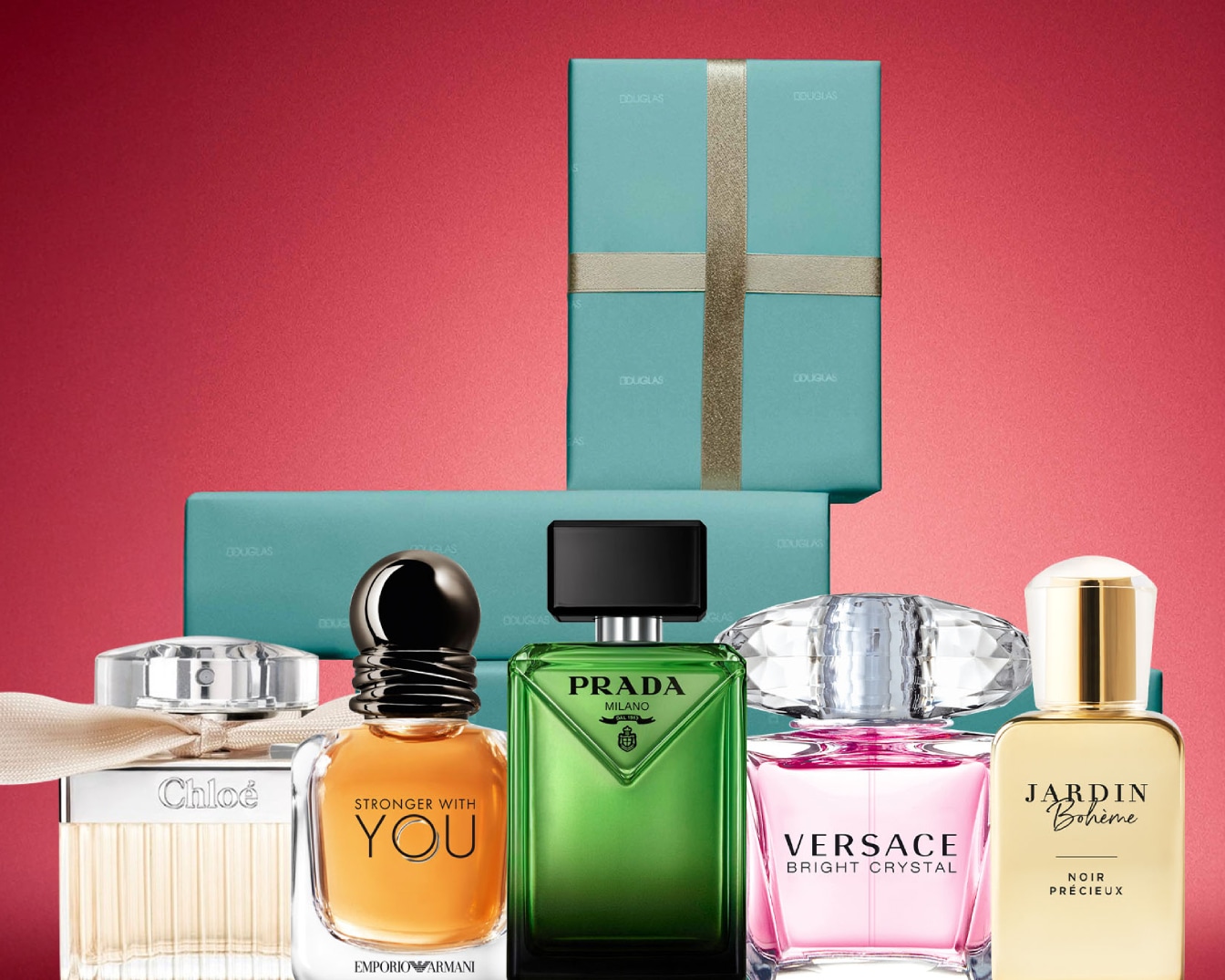 Na czerwonym tle znajdują się eleganckie flakony perfum marek Chloé, Emporio Armani, Prada, Versace i Jardin Bohème, a w tle dwa turkusowe prezenty Douglas przewiązane złotą wstążką.