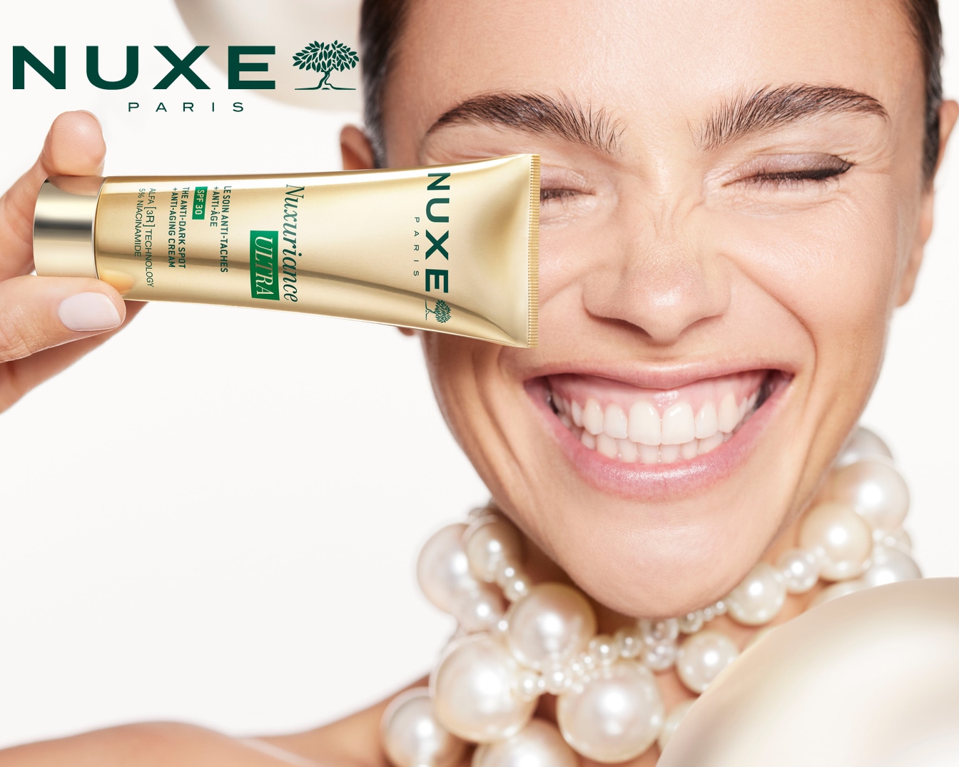 Découvrez Nuxuriance Ultra, le soin anti-taches et anti-âge SPF 30 d'Nuxe Paris, enrichi en technologie Alfa [3R] et 5% niacinamide, pour une peau éclatante et protégée.