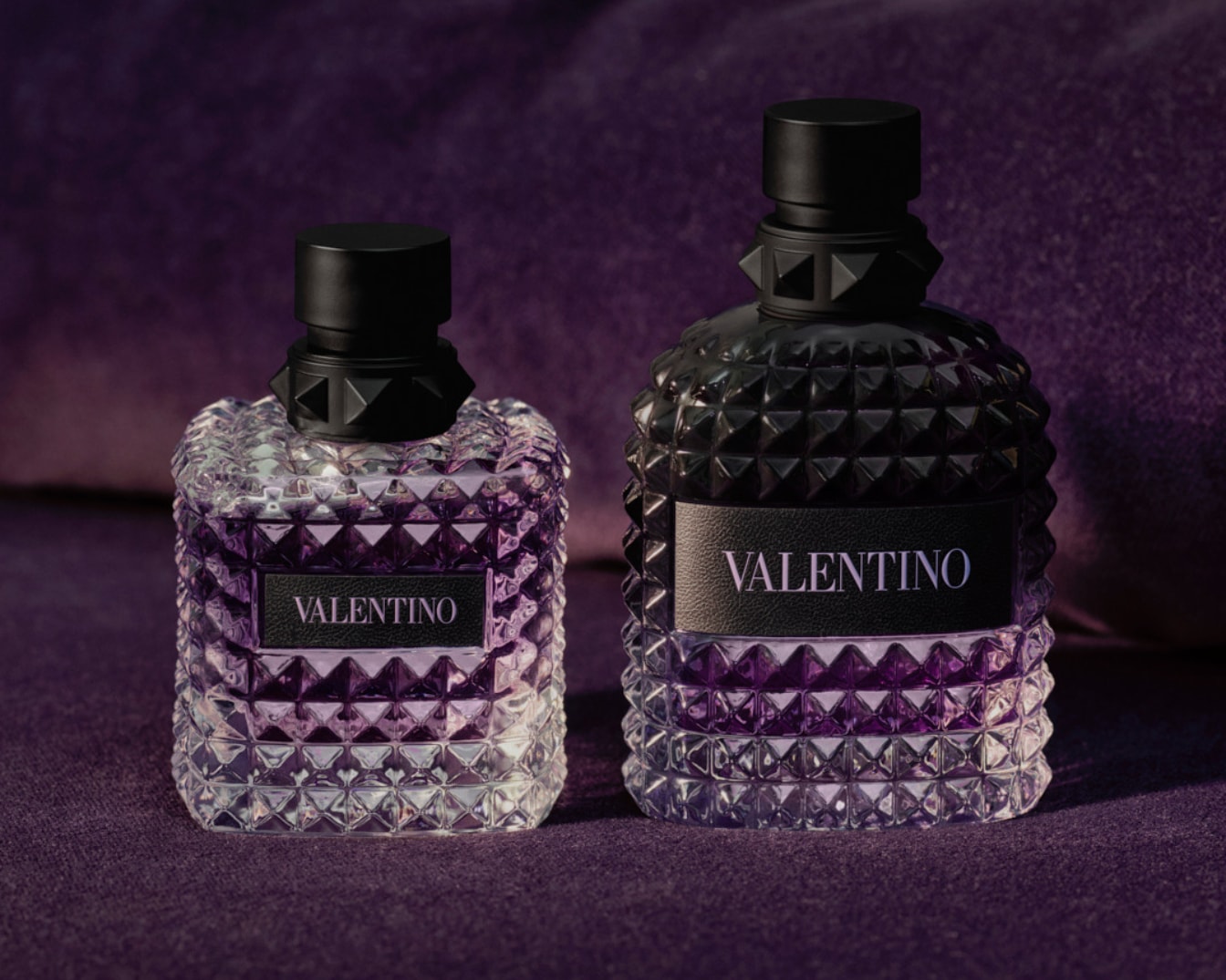 Két Valentino parfümös üveg látható, az egyik világosabb, a másik sötétebb, mindkettőn a Valentino felirat olvasható.