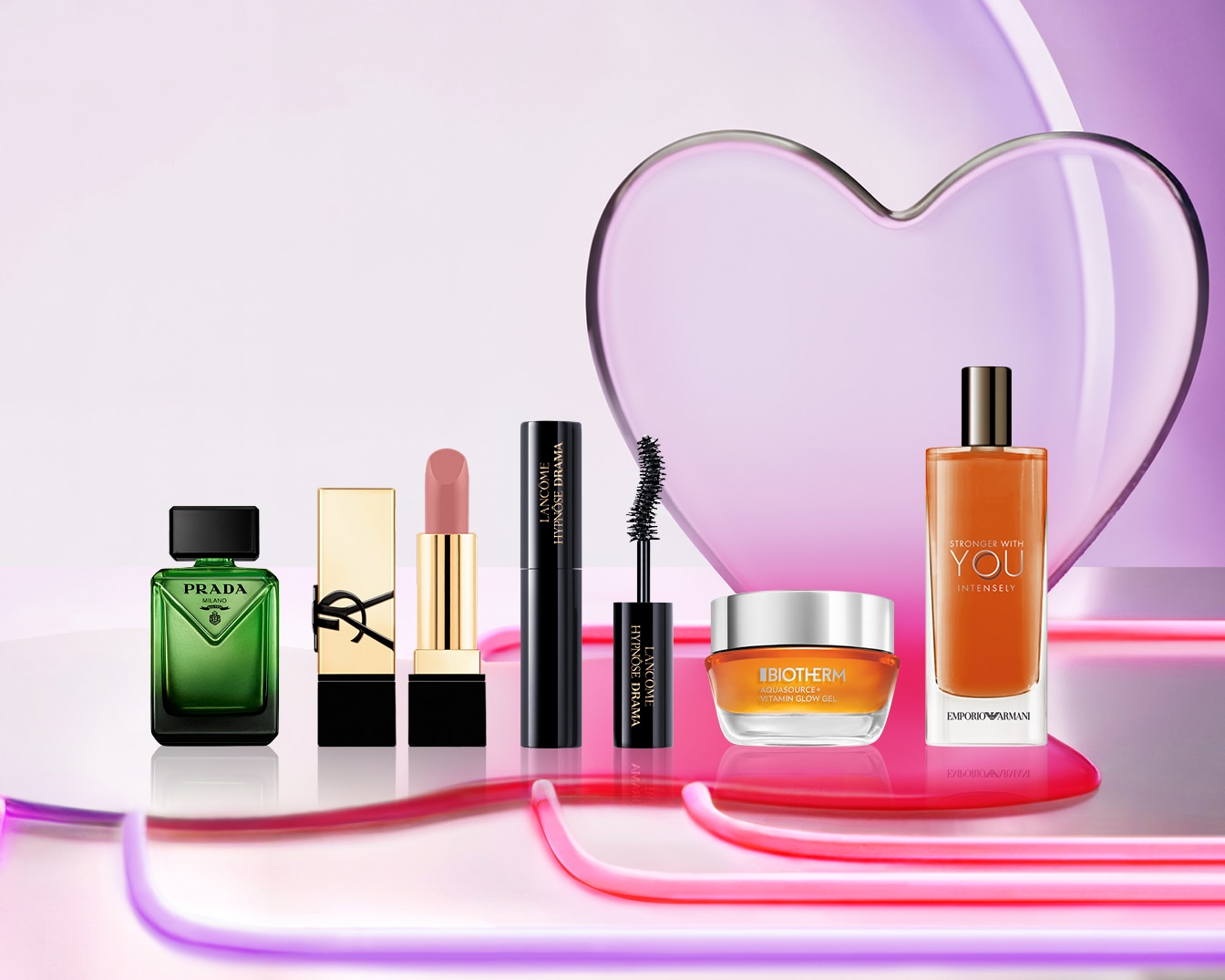 Ontdek een collectie van schoonheidsproducten, waaronder een groene Prada-parfum, een gouden YSL-lippenstift, Lancôme Hypnôse Drama mascara, Biotherm Aquasource vitamine glow gel en Emporio Armani 'Stronger With You Intensely' parfum.