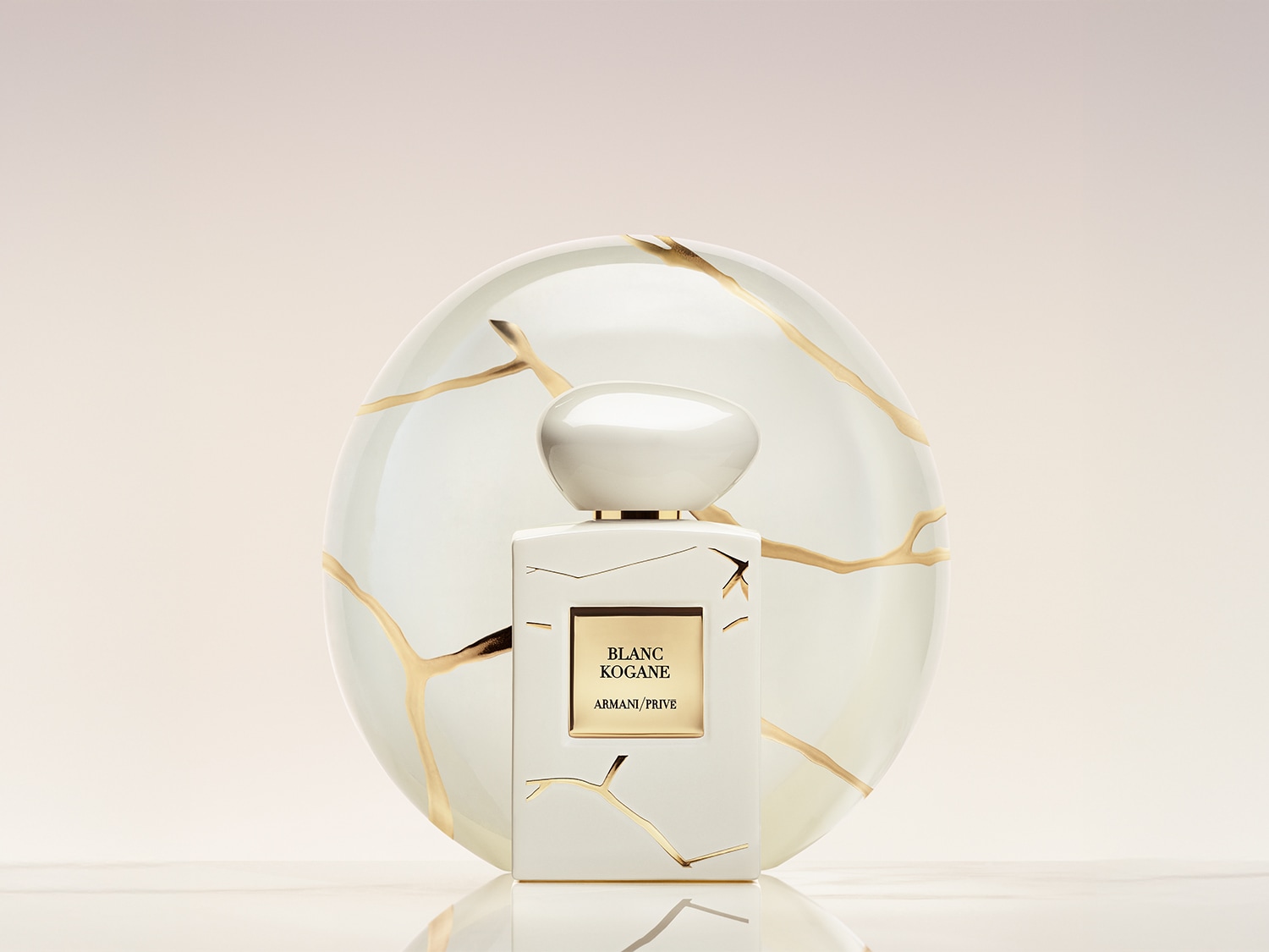 Découvrez Blanc Kogane d'Armani Privé, un parfum dans un flacon blanc orné de détails dorés, évoquant l'élégance et le luxe.