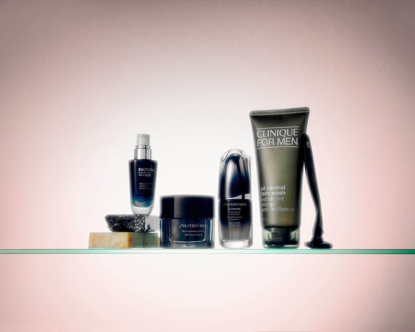 Scopri la linea di prodotti per la cura della pelle da uomo di Biotherm, Shiseido e Clinique, presentati in eleganti confezioni blu e grigie.