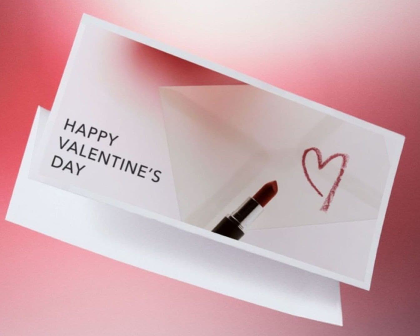 Festeggia San Valentino con un tocco di colore: rossetto rosso e cuore disegnato su un biglietto.
