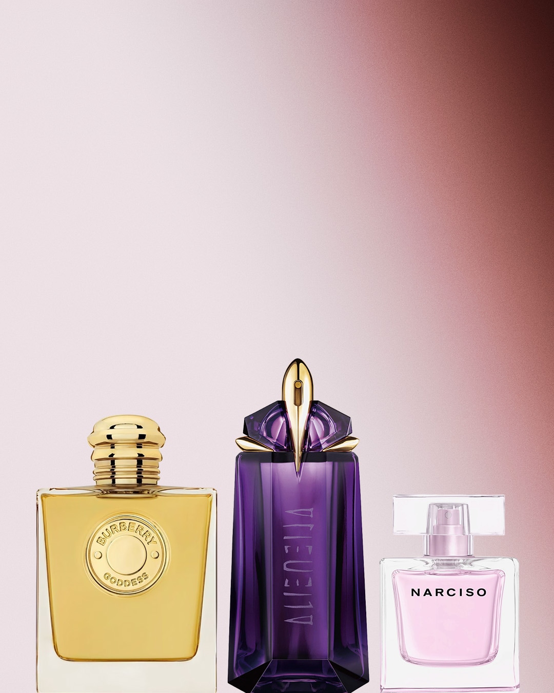 Tre flaconi di profumo di marchi diversi, tra cui Burberry Goddess in un flacone dorato, Alien in un flacone viola e Narciso in un flacone rosa.