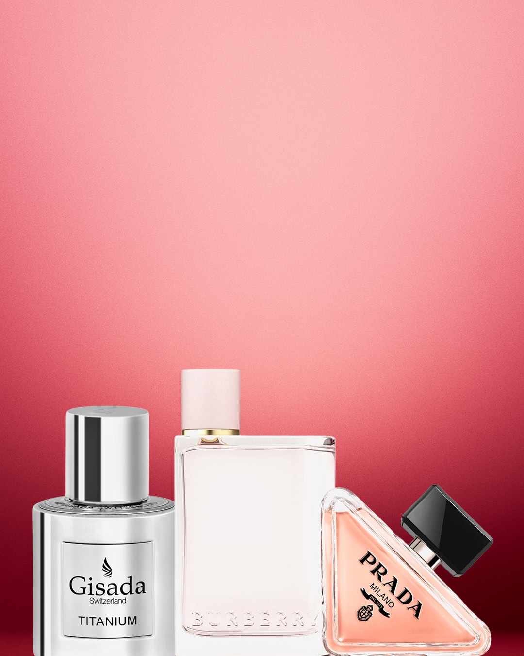 Tre flaconi di profumo di Gisada Titanium color argento, Burberry color crema e Prada color pesca, tutti su sfondo rosso sfumato.