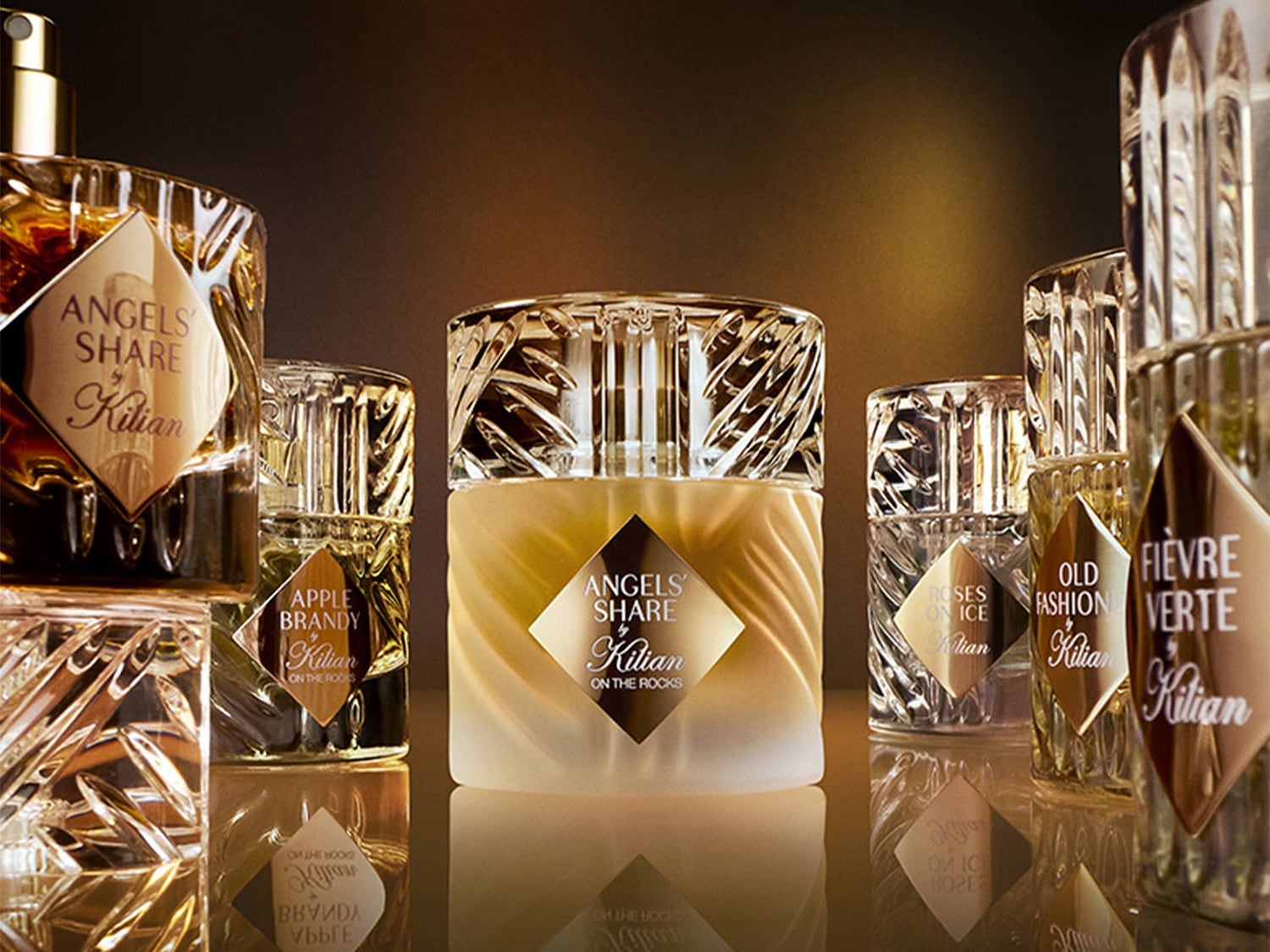 Ontdek de Kilian parfumcollectie, met flessen in verschillende vormen en gouden accenten, waaronder Angels' Share, Apple Brandy, Roses on Ice, Old Fashion en Fièvre Verte.