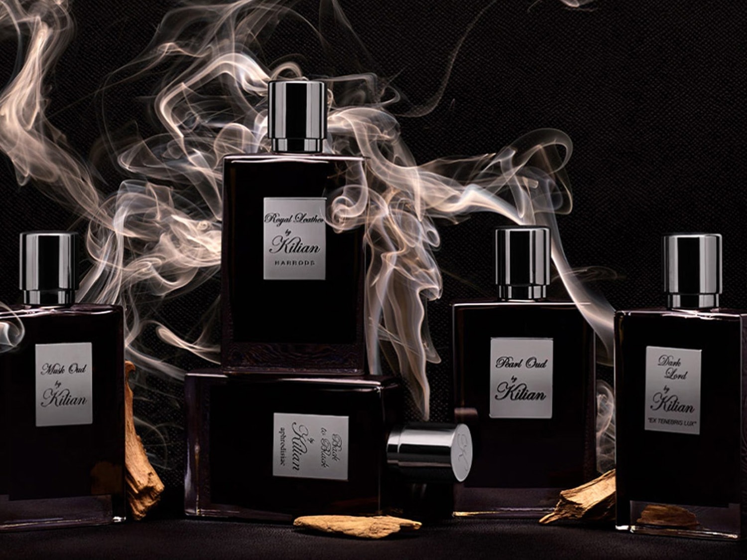 Ontdek de Kilian parfumcollectie, inclusief Musk Oud, Royal Leather, Pearl Oud en Dark Lord, gepresenteerd in elegante, donkere flessen met zilveren accenten en een vleugje mystieke rook.